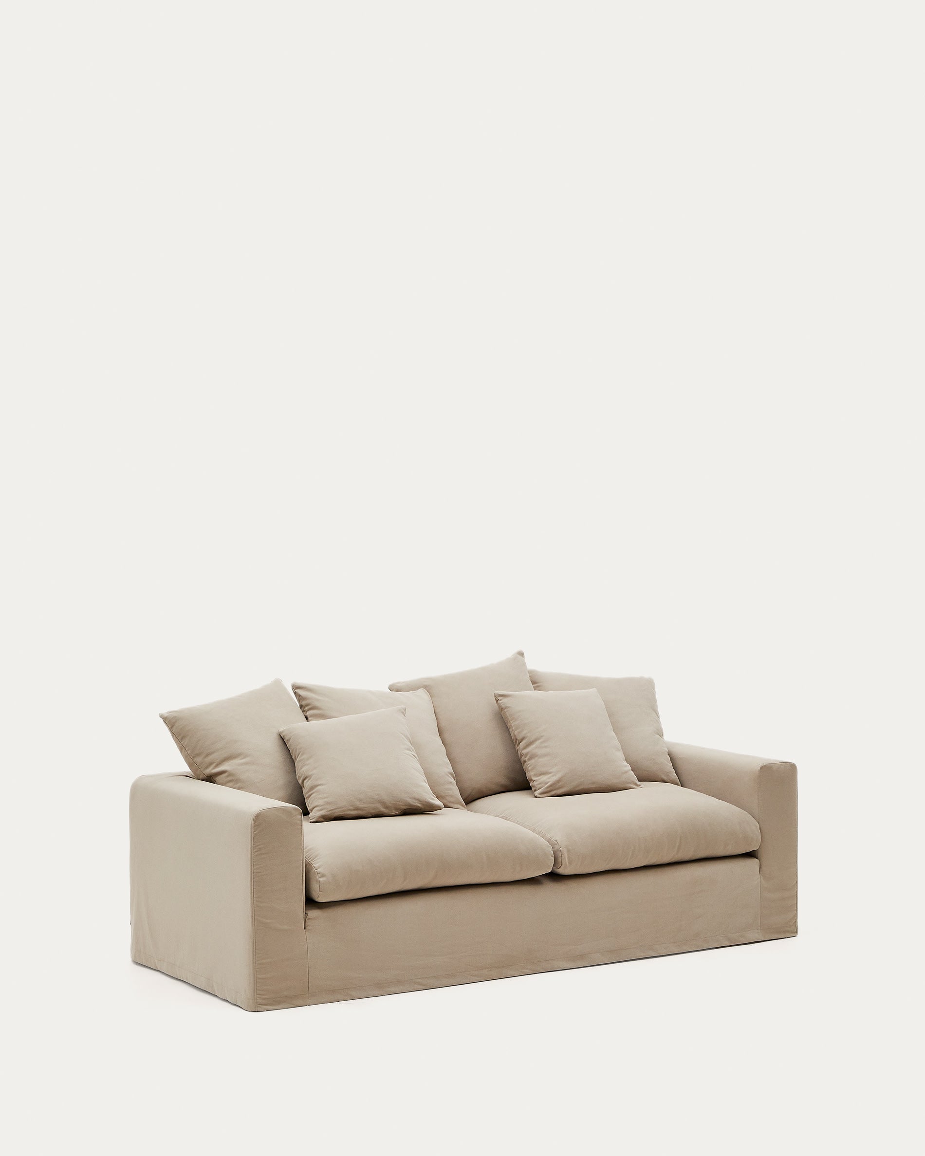 Nora 3 Sitzer Sofa mit abziehbaren Kissenbezügen aus Leinen und Baumwolle taupe 240 cm in Beige präsentiert im Onlineshop von KAQTU Design AG. 3er Sofa ist von Kave Home