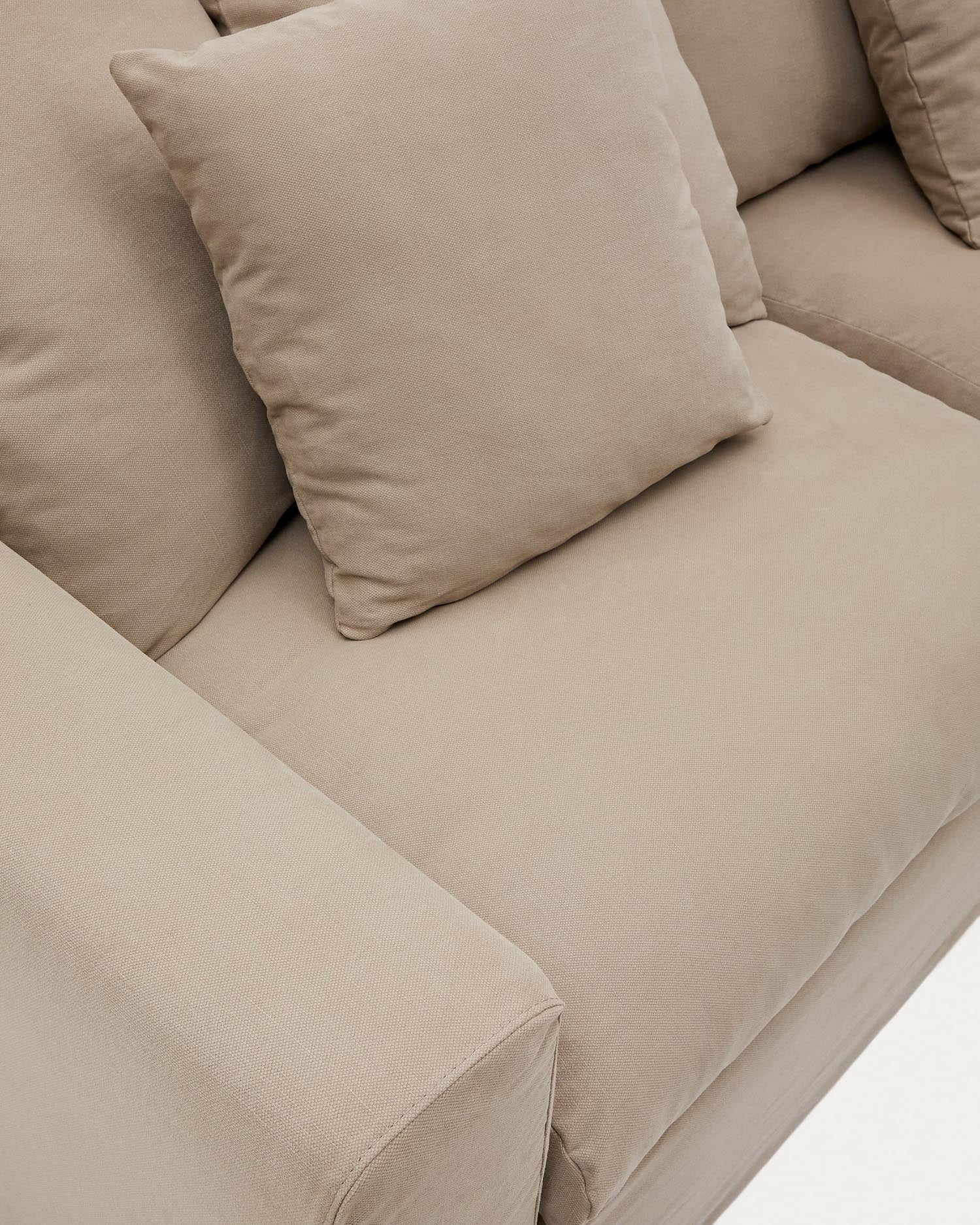 Nora 3 Sitzer Sofa mit abziehbaren Kissenbezügen aus Leinen und Baumwolle taupe 240 cm in Beige präsentiert im Onlineshop von KAQTU Design AG. 3er Sofa ist von Kave Home