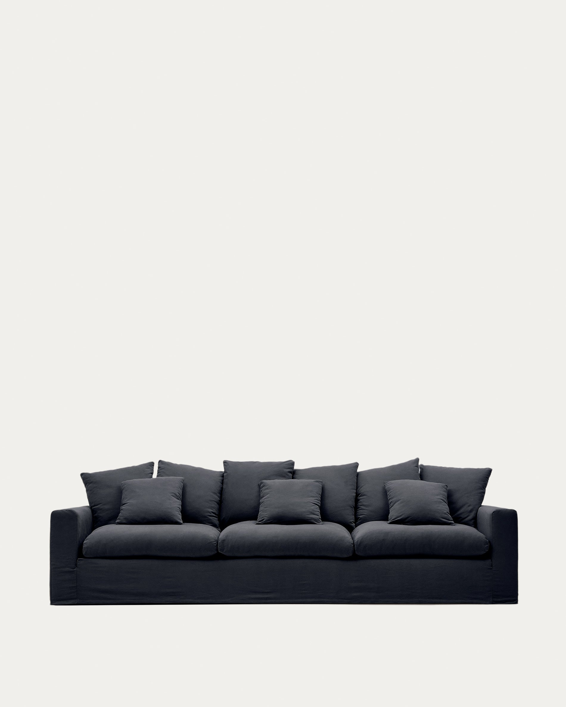 Nora 4 Sitzer Sofa mit abziehbaren Kissenbezügen aus Leinen und Baumwolle anthrazitgrau 340 cm in Graphit präsentiert im Onlineshop von KAQTU Design AG. 4er Sofa ist von Kave Home