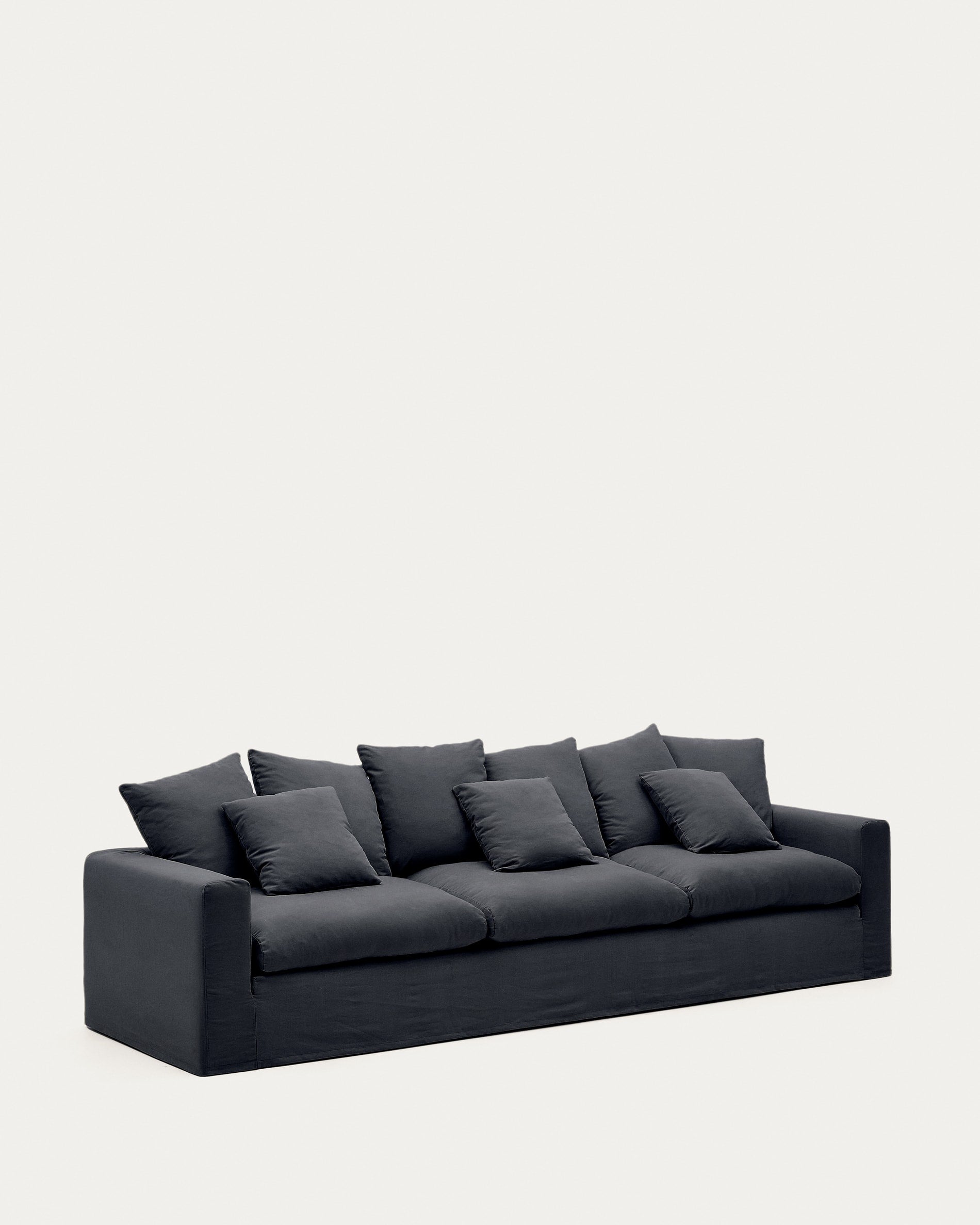 Nora 4 Sitzer Sofa mit abziehbaren Kissenbezügen aus Leinen und Baumwolle anthrazitgrau 340 cm in Graphit präsentiert im Onlineshop von KAQTU Design AG. 4er Sofa ist von Kave Home