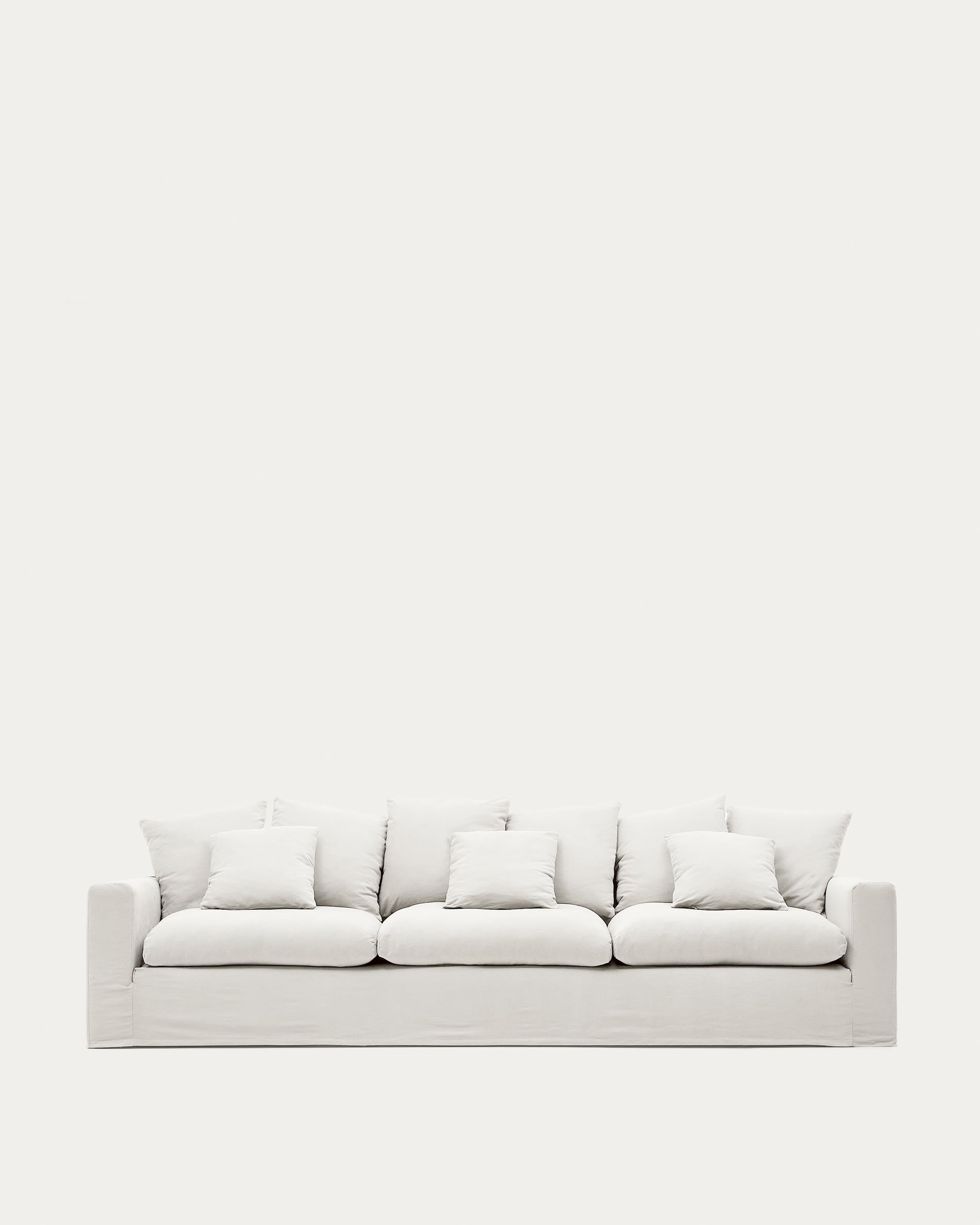 Nora 4 Sitzer Sofa mit abziehbaren Kissenbezügen aus Leinen und Baumwolle naturfarben 340 cm in Ecru präsentiert im Onlineshop von KAQTU Design AG. 4er Sofa ist von Kave Home