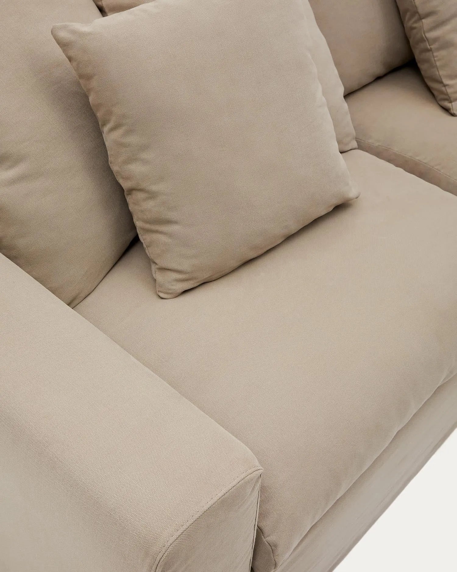 Eleganter Bezug für das Nora Sofa 3-Sitzer in Taupe, aus Leinen und Baumwolle, für stilvolle Erneuerung und Schutz.