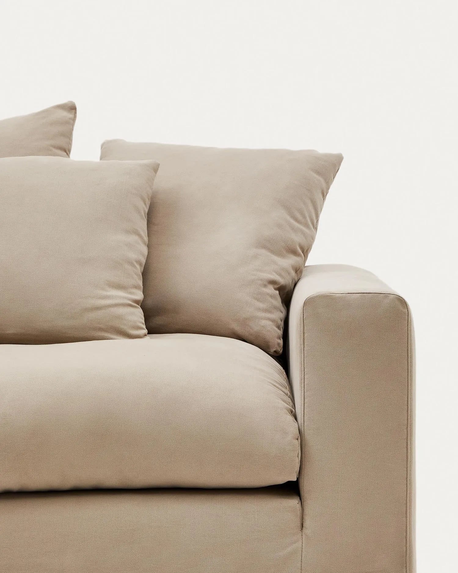 Eleganter Bezug für das Nora Sofa 3-Sitzer in Taupe, aus Leinen und Baumwolle, für stilvolle Erneuerung und Schutz.