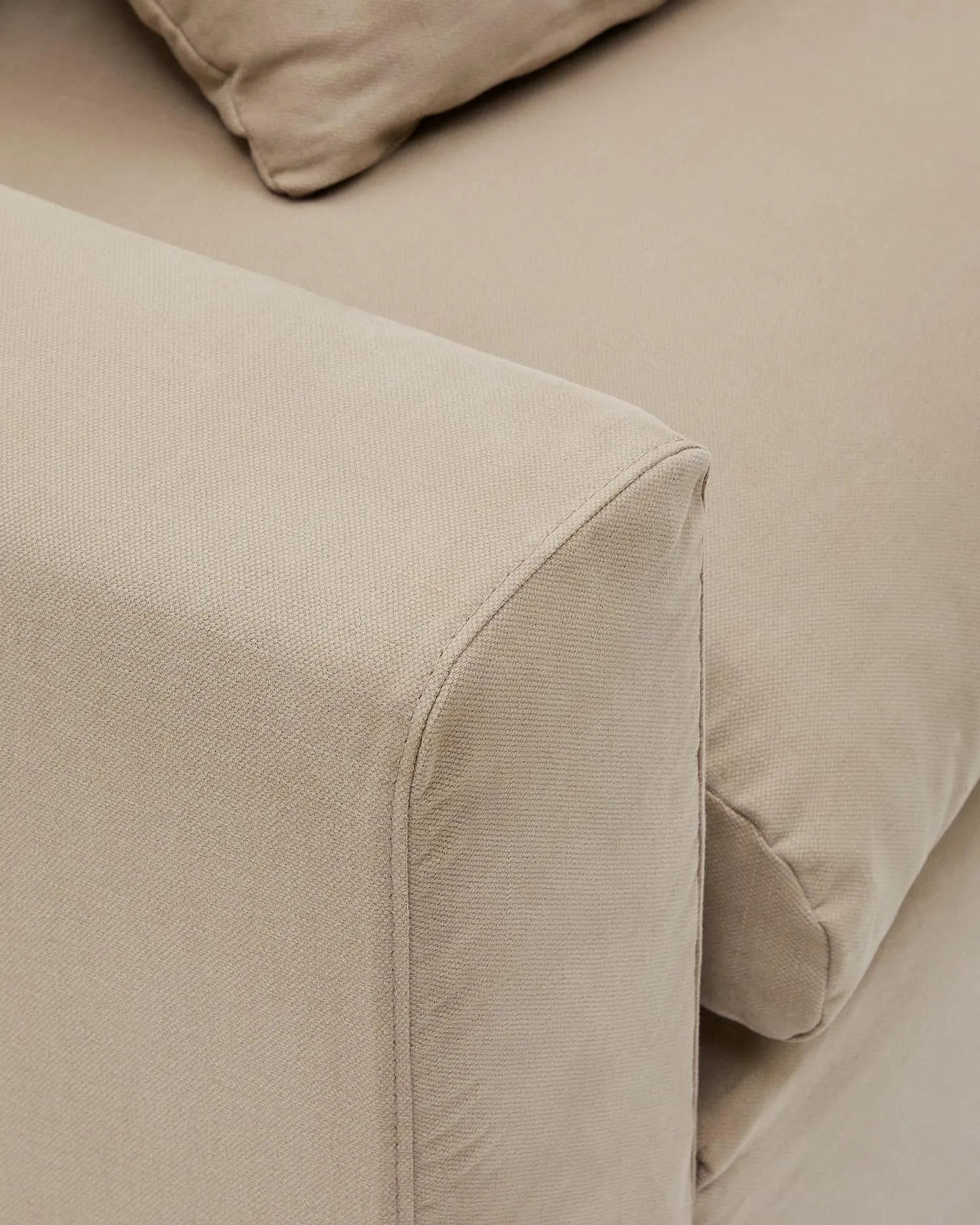 Eleganter Bezug für das Nora Sofa 3-Sitzer in Taupe, aus Leinen und Baumwolle, für stilvolle Erneuerung und Schutz.