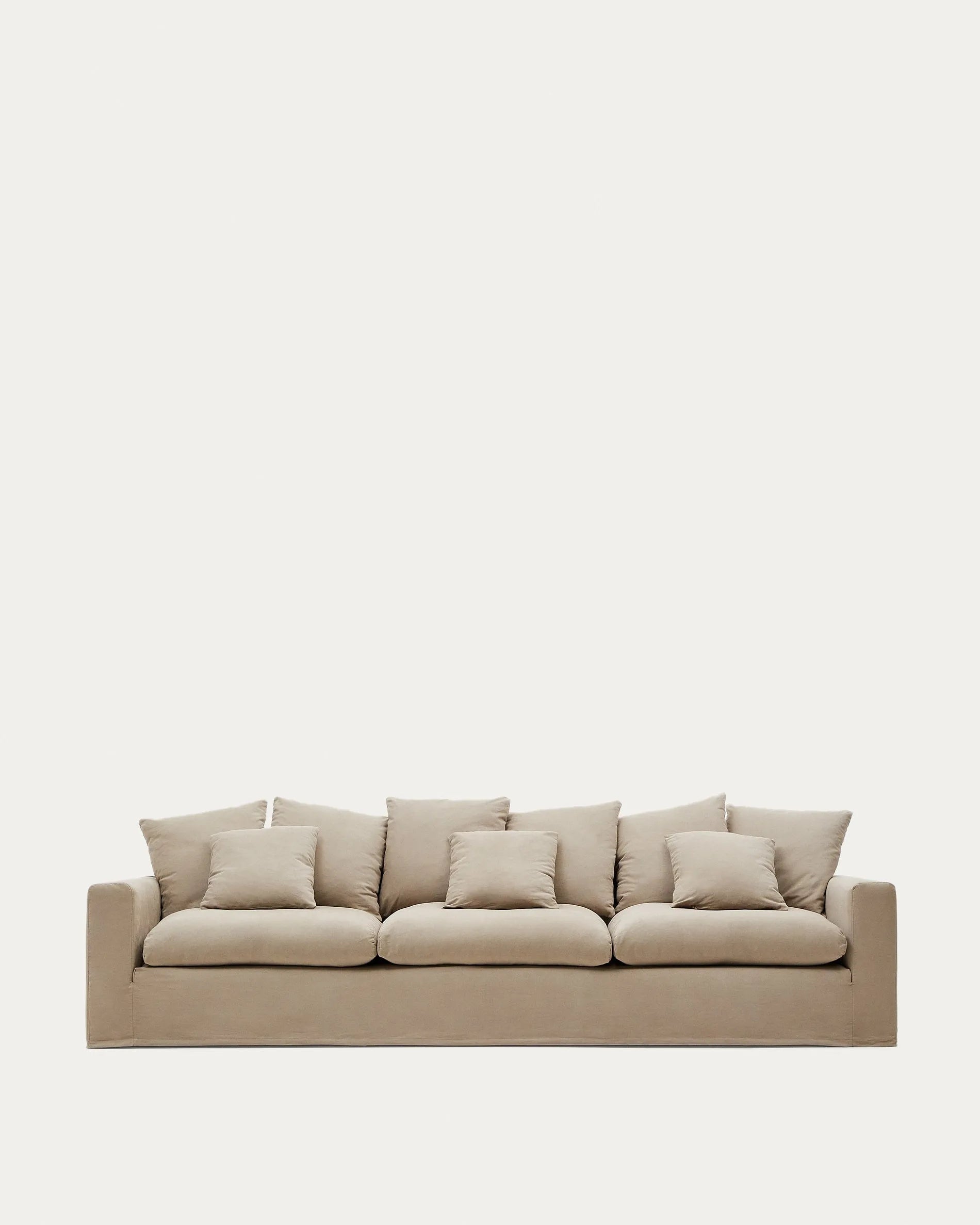 Verleihen Sie Ihrem Nora Sofa 4 Sitzer mit dem eleganten Taupe-Bezug aus Leinen und Baumwolle von Kave Home einen frischen Look.