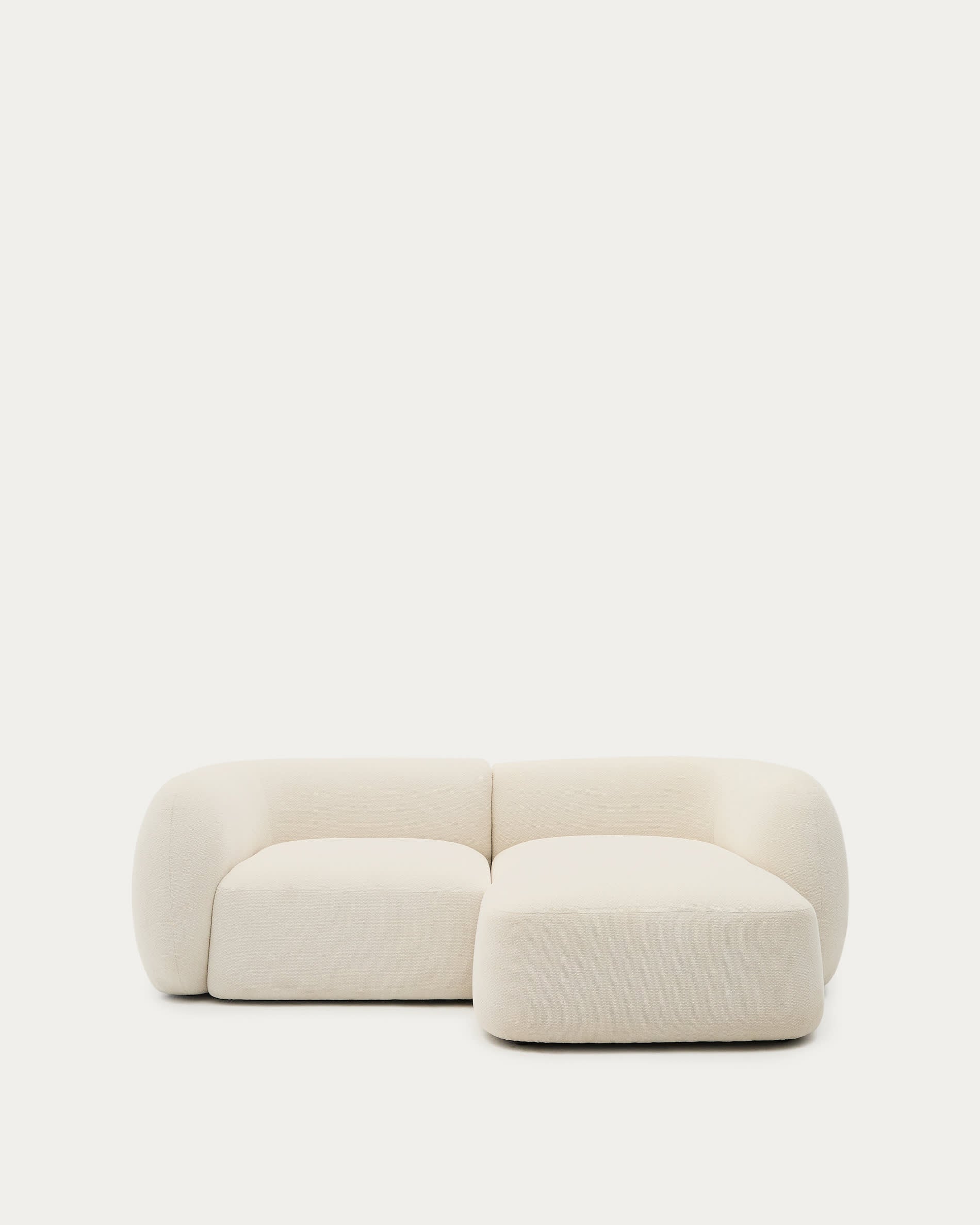 Martina modulares 2-Sitzer-Sofa in Chenille mit Chaiselongue rechts Farbe Ecru 230 cm in Ecru präsentiert im Onlineshop von KAQTU Design AG. 2er Sofa ist von Kave Home