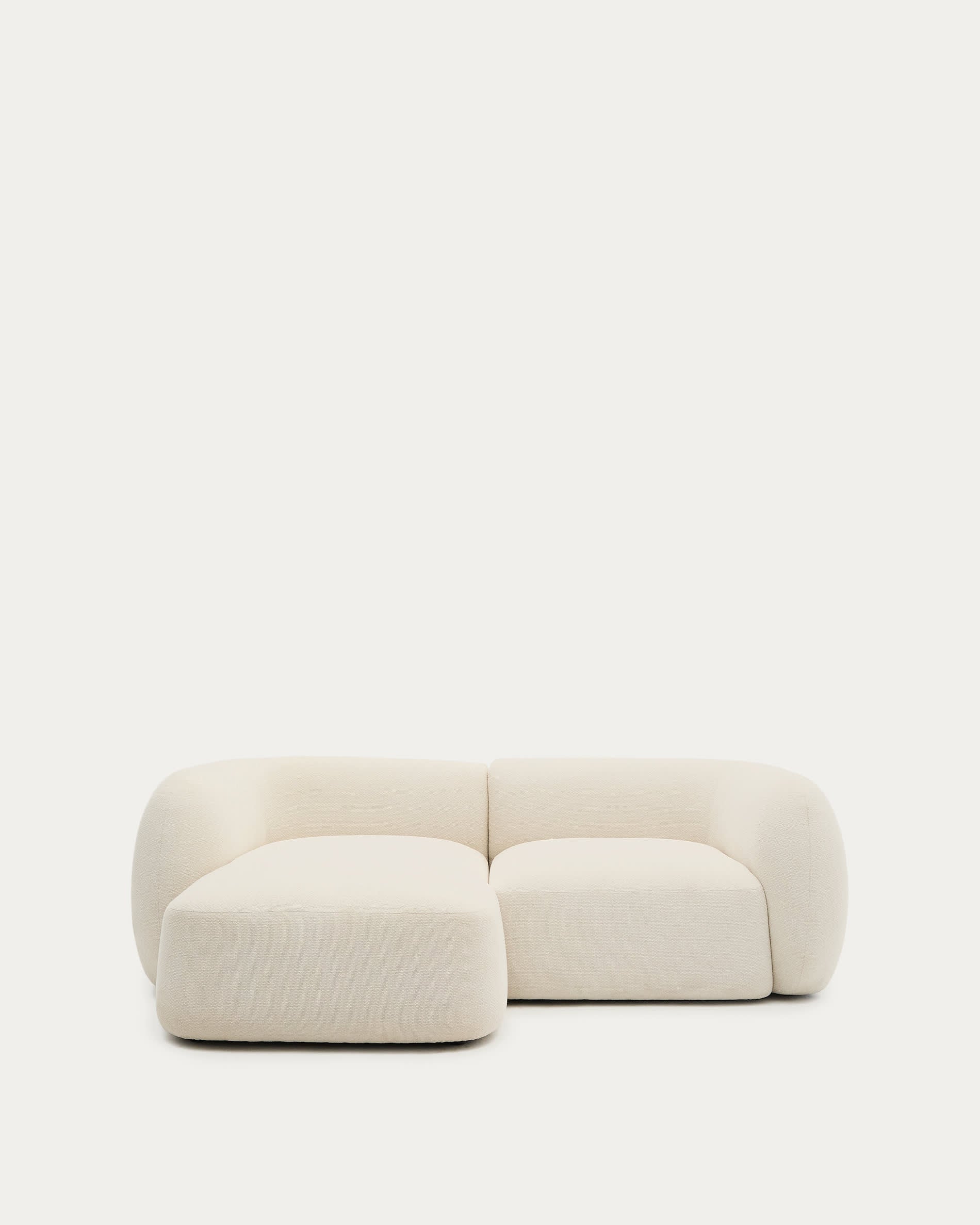 Martina modulares 2-Sitzer-Sofa in Chenille mit Chaiselongue links Farbe Ecru 230 cm in Ecru präsentiert im Onlineshop von KAQTU Design AG. 2er Sofa ist von Kave Home