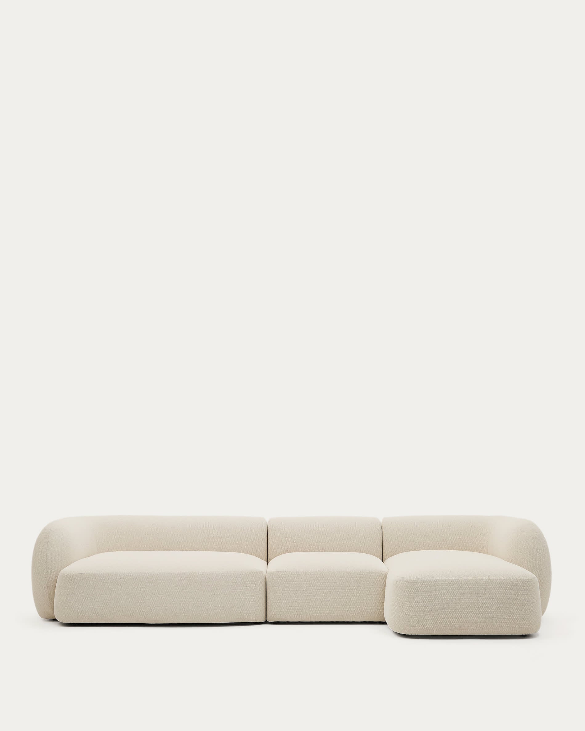 Martina modulares 4-Sitzer-Sofa in Chenille mit Chaiselongue rechts Farbe Ecru 377 cm in Ecru präsentiert im Onlineshop von KAQTU Design AG. 4er Sofa ist von Kave Home