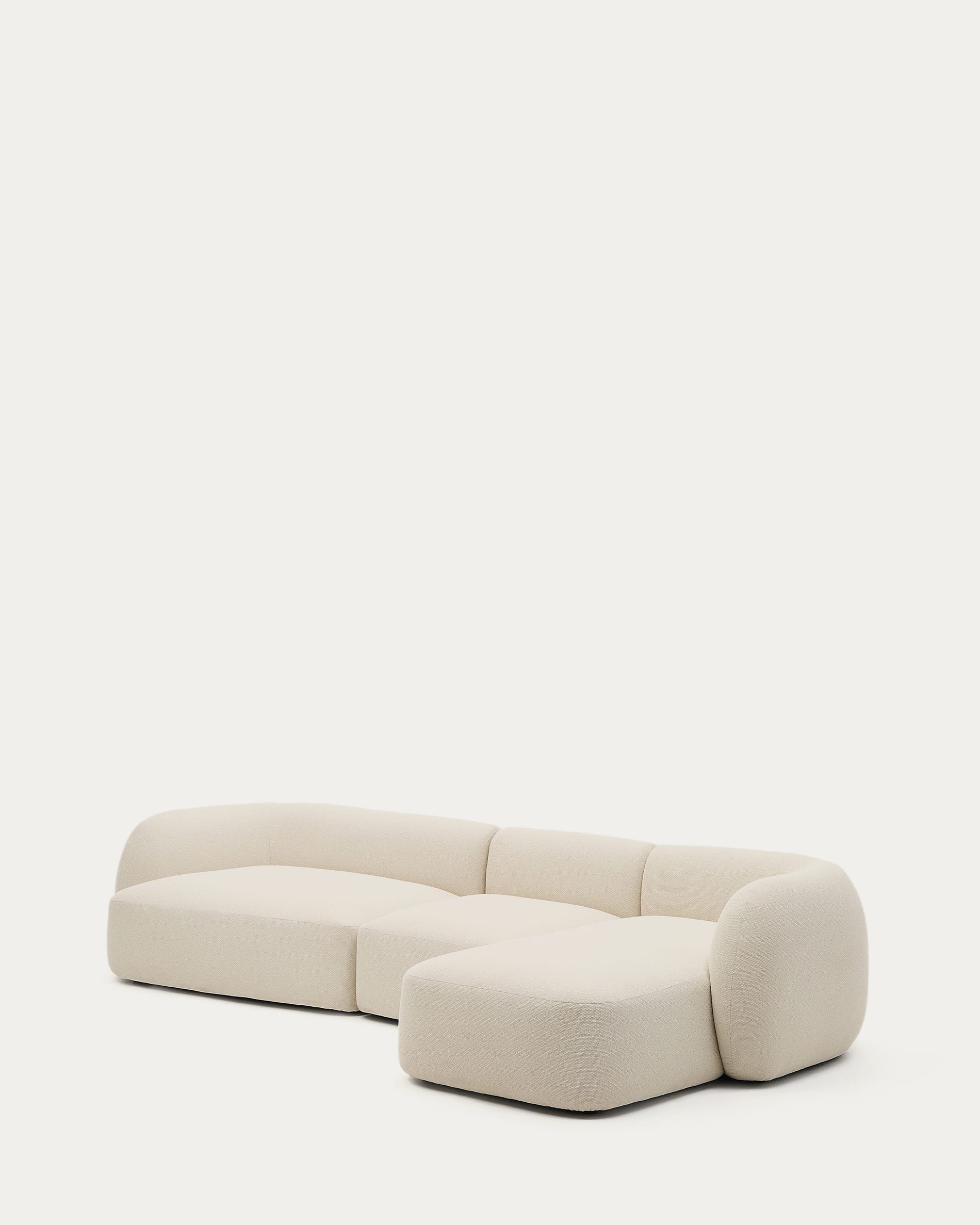 Martina modulares 4-Sitzer-Sofa in Chenille mit Chaiselongue rechts Farbe Ecru 377 cm in Ecru präsentiert im Onlineshop von KAQTU Design AG. 4er Sofa ist von Kave Home