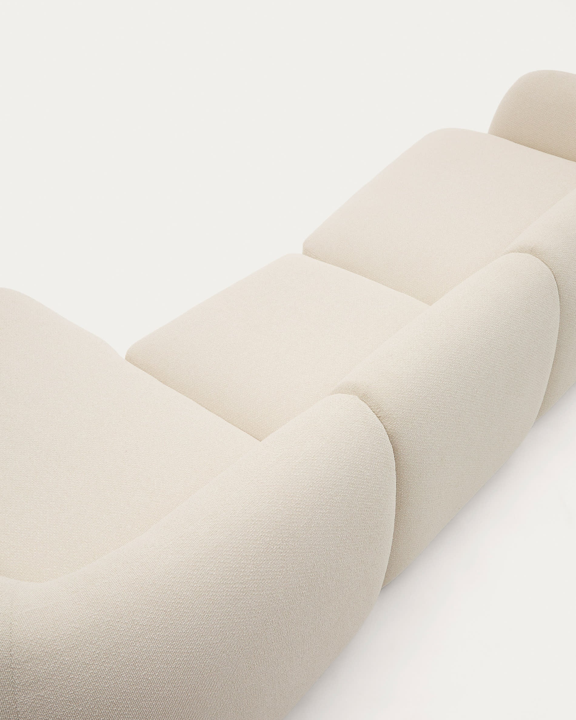 Martina modulares 4-Sitzer-Sofa in Chenille mit Chaiselongue rechts Farbe Ecru 377 cm in Ecru präsentiert im Onlineshop von KAQTU Design AG. 4er Sofa ist von Kave Home