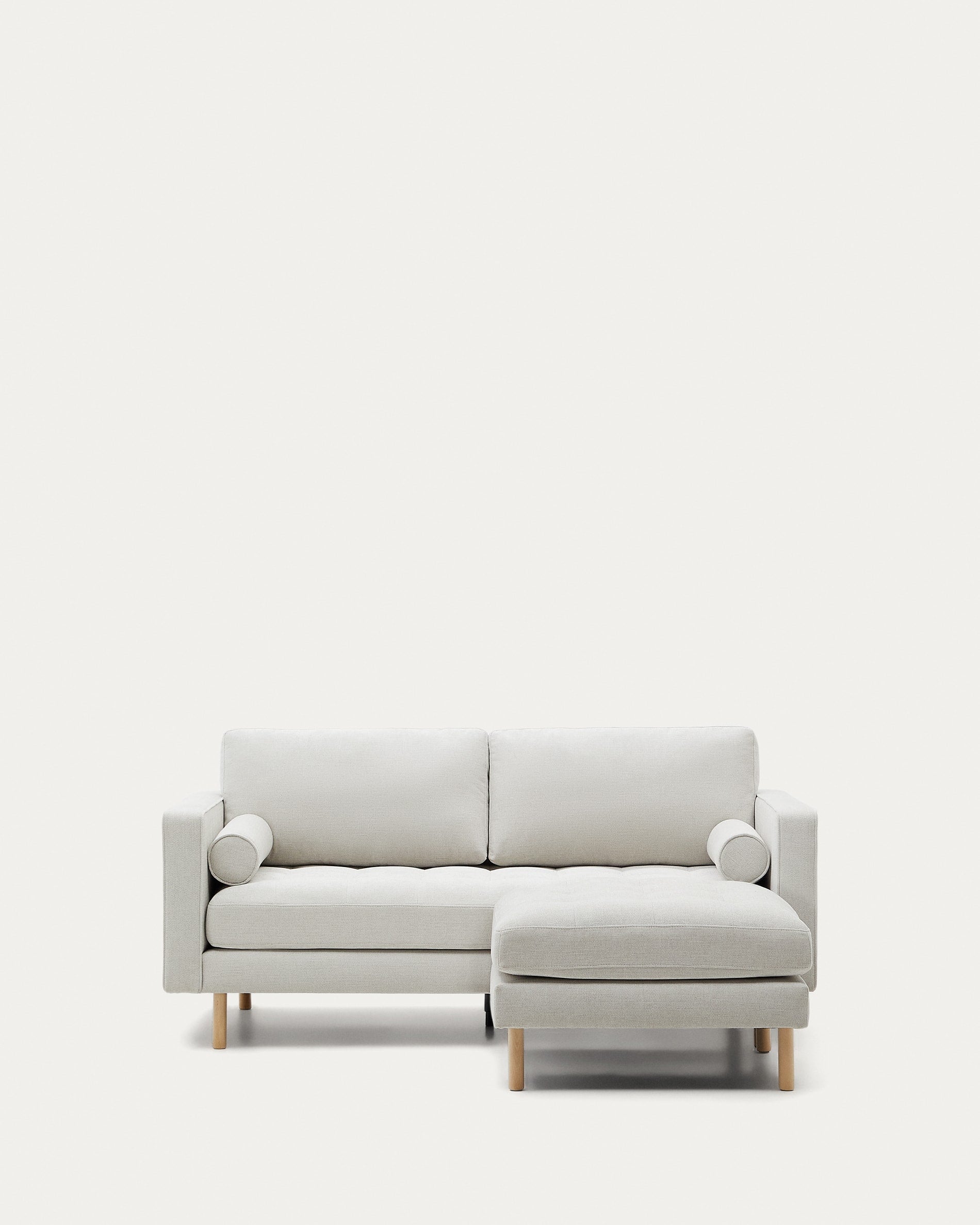 Debra 2-Sitzer-Sofa mit Fussablage mit Bezug in perlfarbener Chenille Beine Finish natur 182 cm in Grau präsentiert im Onlineshop von KAQTU Design AG. 2er Sofa ist von Kave Home