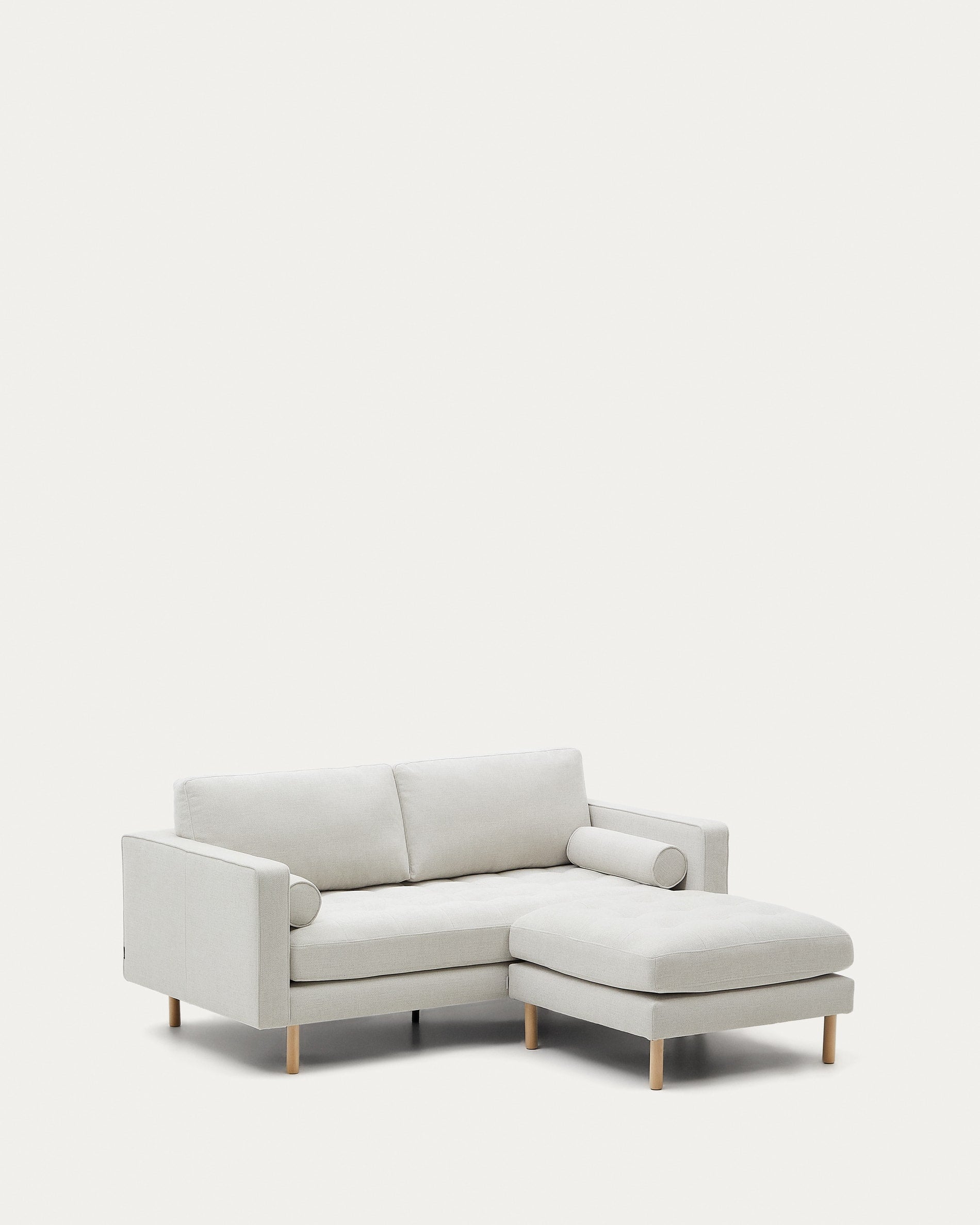 Debra 2-Sitzer-Sofa mit Fussablage mit Bezug in perlfarbener Chenille Beine Finish natur 182 cm in Grau präsentiert im Onlineshop von KAQTU Design AG. 2er Sofa ist von Kave Home