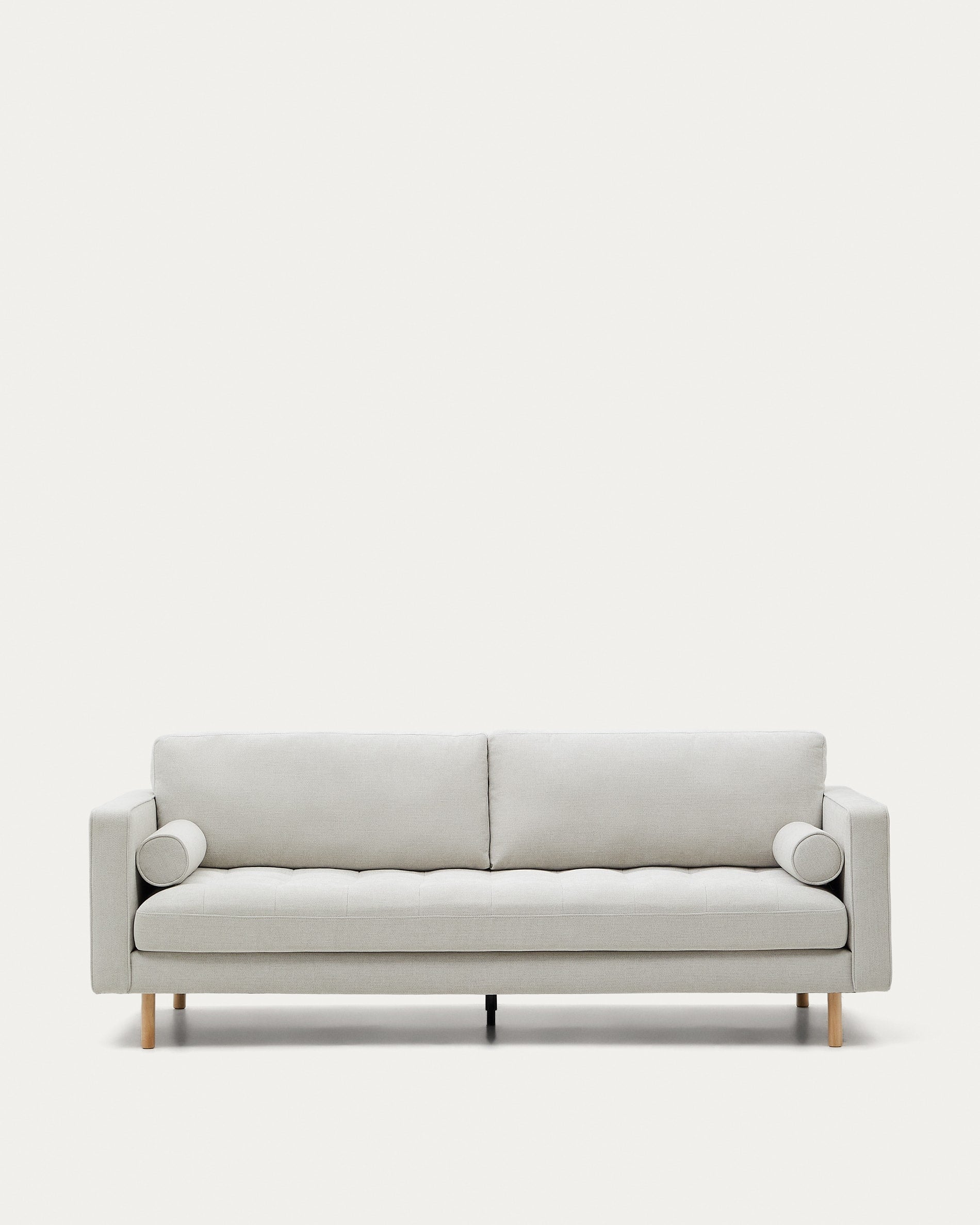 Debra 3-Sitzer-Sofa mit Bezug in perlfarbener Chenille Beine Finish natur 222 cm in Grau präsentiert im Onlineshop von KAQTU Design AG. 3er Sofa ist von Kave Home