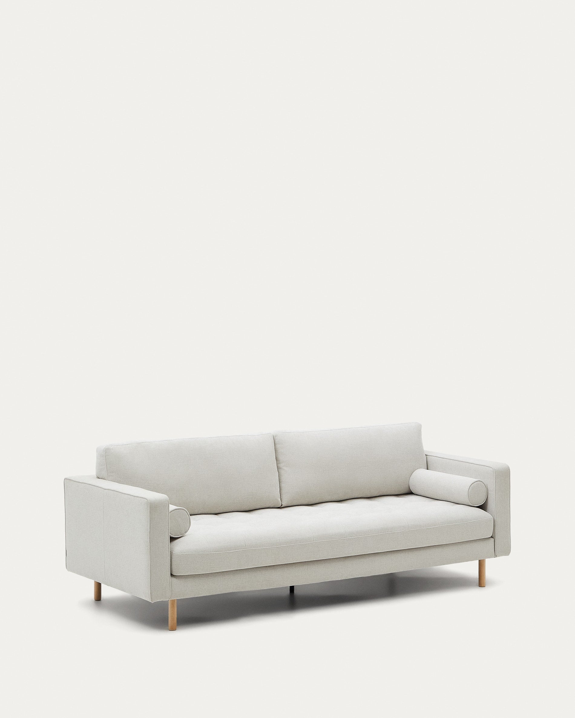 Debra 3-Sitzer-Sofa mit Bezug in perlfarbener Chenille Beine Finish natur 222 cm in Grau präsentiert im Onlineshop von KAQTU Design AG. 3er Sofa ist von Kave Home