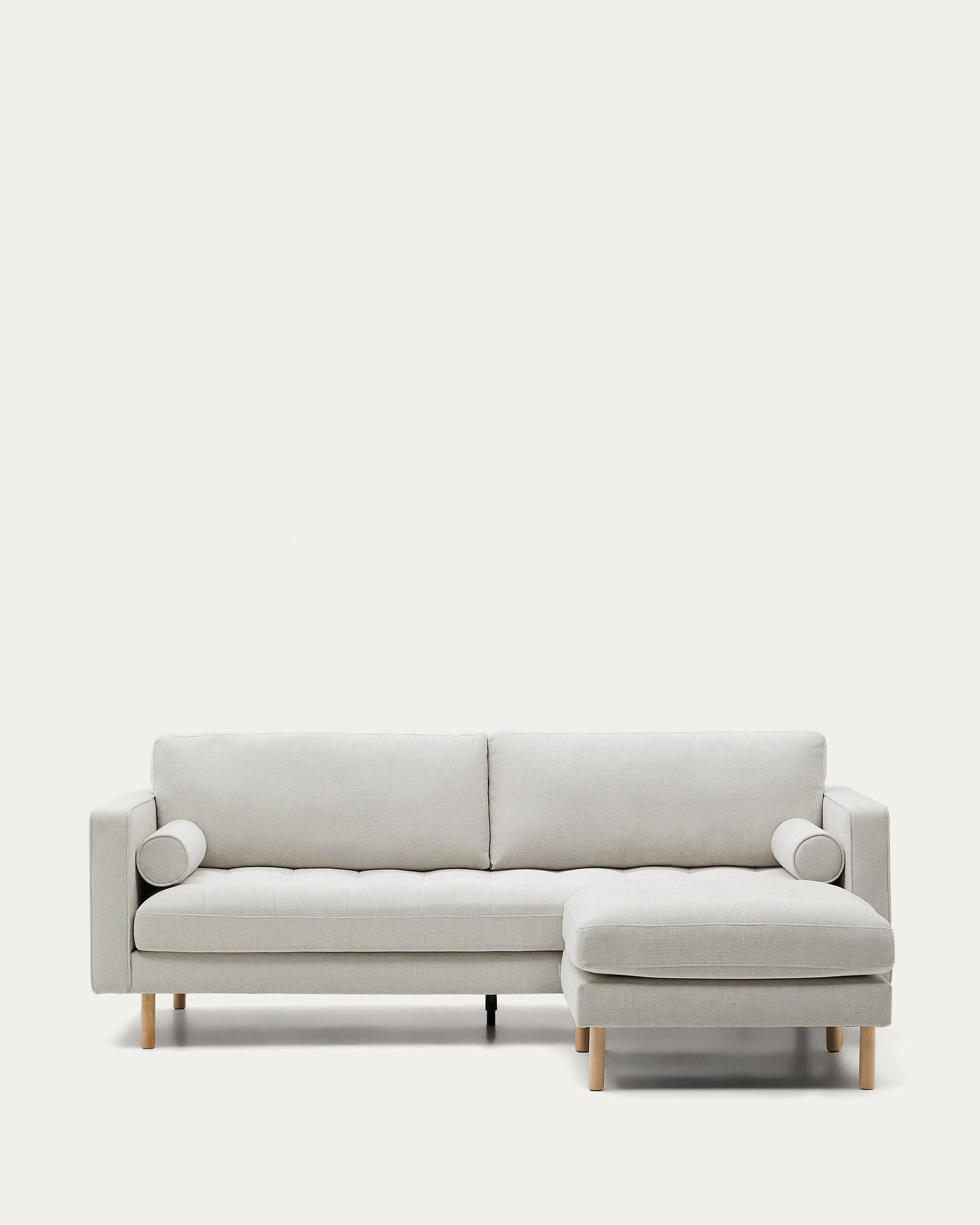 Debra 3-Sitzer-Sofa mit Fussablage mit Bezug in perlfarbener Chenille Beine Finsh natur 222 cm in Grau präsentiert im Onlineshop von KAQTU Design AG. 3er Sofa ist von Kave Home