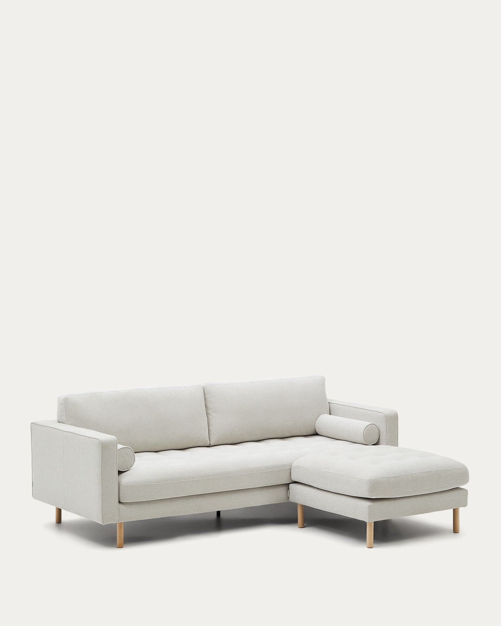 Debra 3-Sitzer-Sofa mit Fussablage mit Bezug in perlfarbener Chenille Beine Finsh natur 222 cm in Grau präsentiert im Onlineshop von KAQTU Design AG. 3er Sofa ist von Kave Home