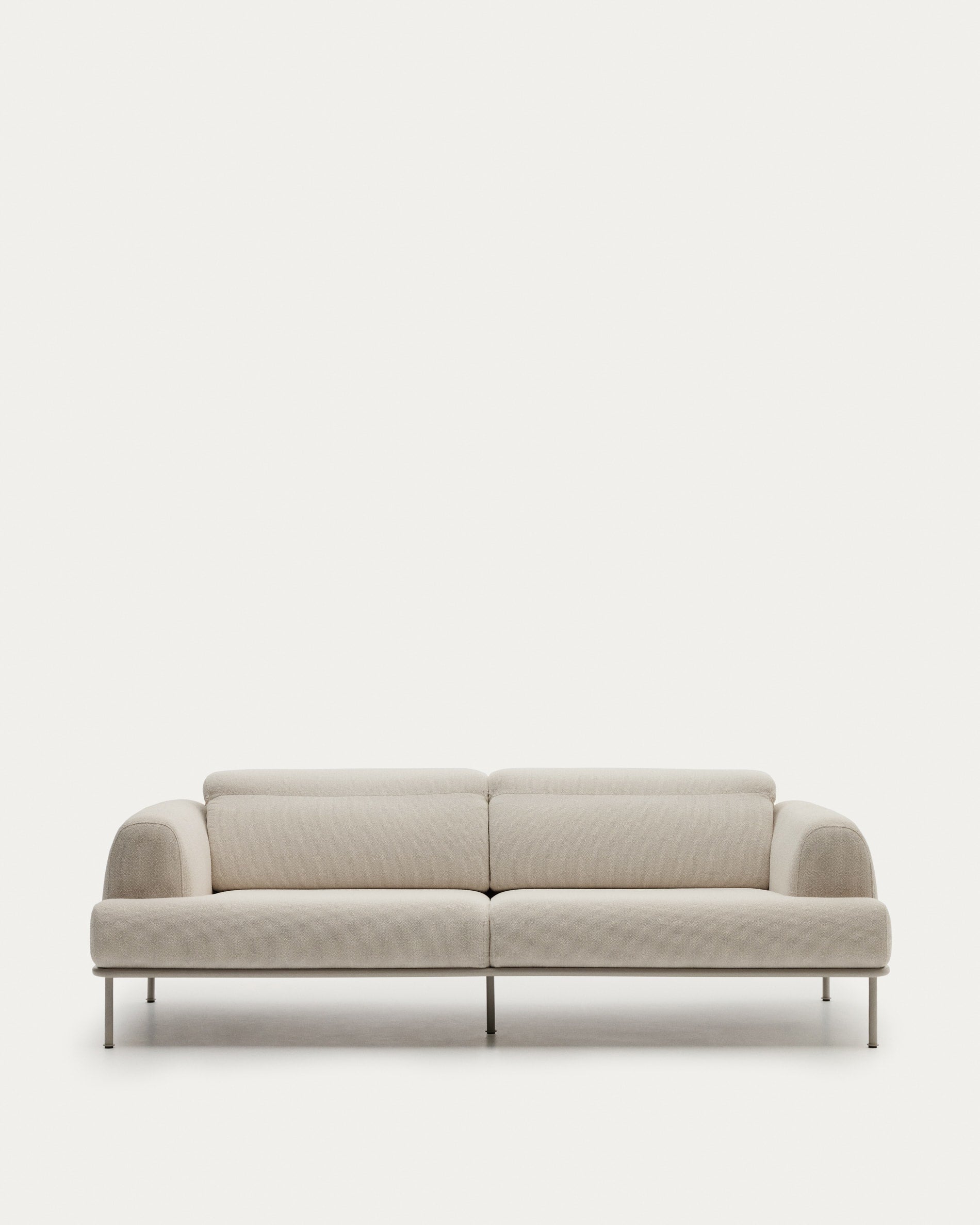 Sofa Aurum 3-Sitzer ecru mit verstellbarer Kopfstütze und mattbeigem Metallgestell 234 cm FSC Mix Credit in Ecru präsentiert im Onlineshop von KAQTU Design AG. 3er Sofa ist von Kave Home