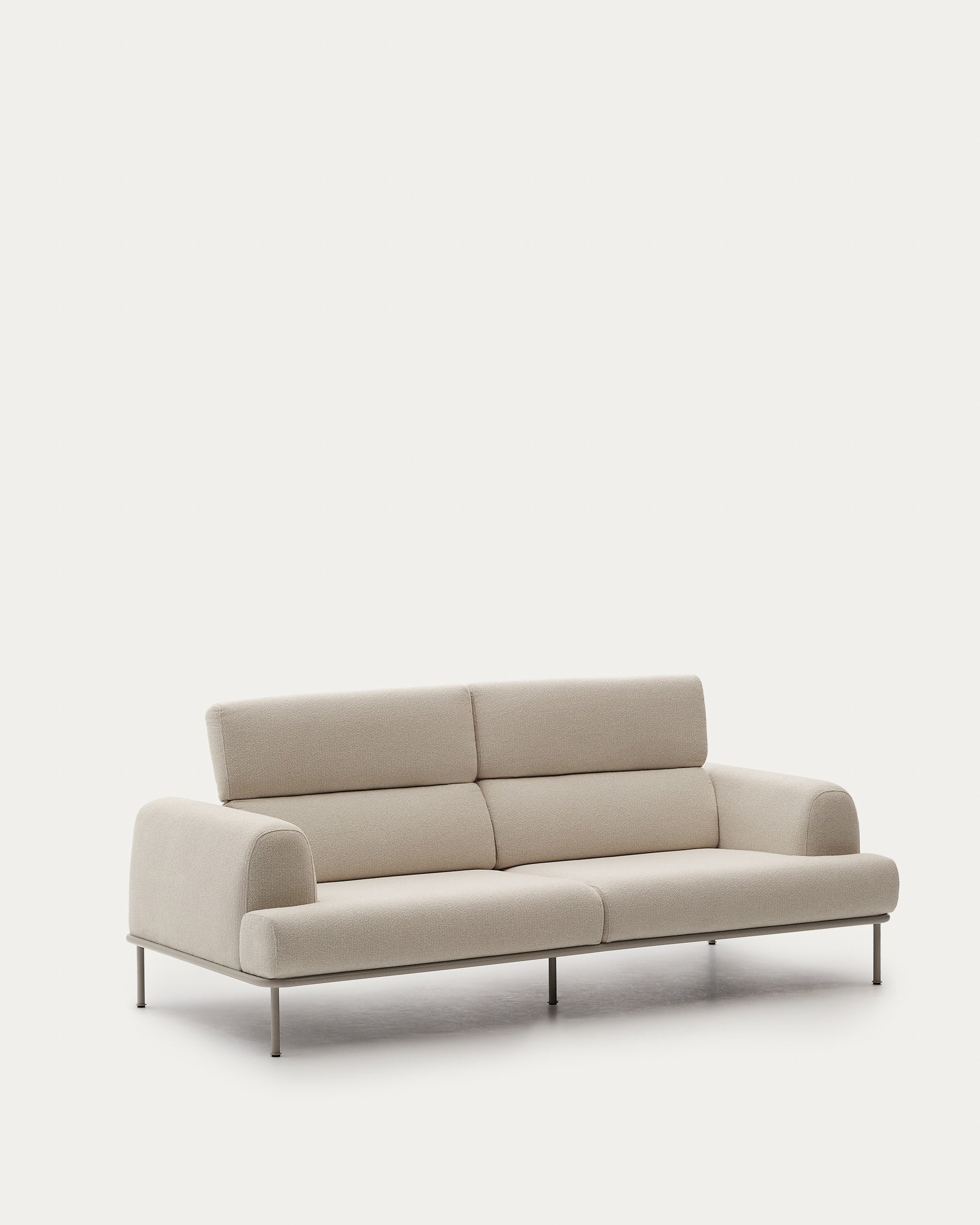 Sofa Aurum 3-Sitzer ecru mit verstellbarer Kopfstütze und mattbeigem Metallgestell 234 cm FSC Mix Credit in Ecru präsentiert im Onlineshop von KAQTU Design AG. 3er Sofa ist von Kave Home