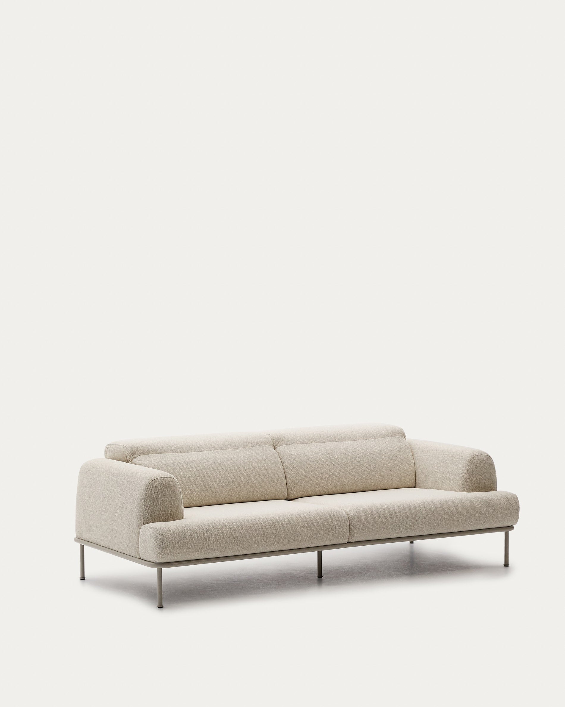 Sofa Aurum 3-Sitzer ecru mit verstellbarer Kopfstütze und mattbeigem Metallgestell 234 cm FSC Mix Credit in Ecru präsentiert im Onlineshop von KAQTU Design AG. 3er Sofa ist von Kave Home