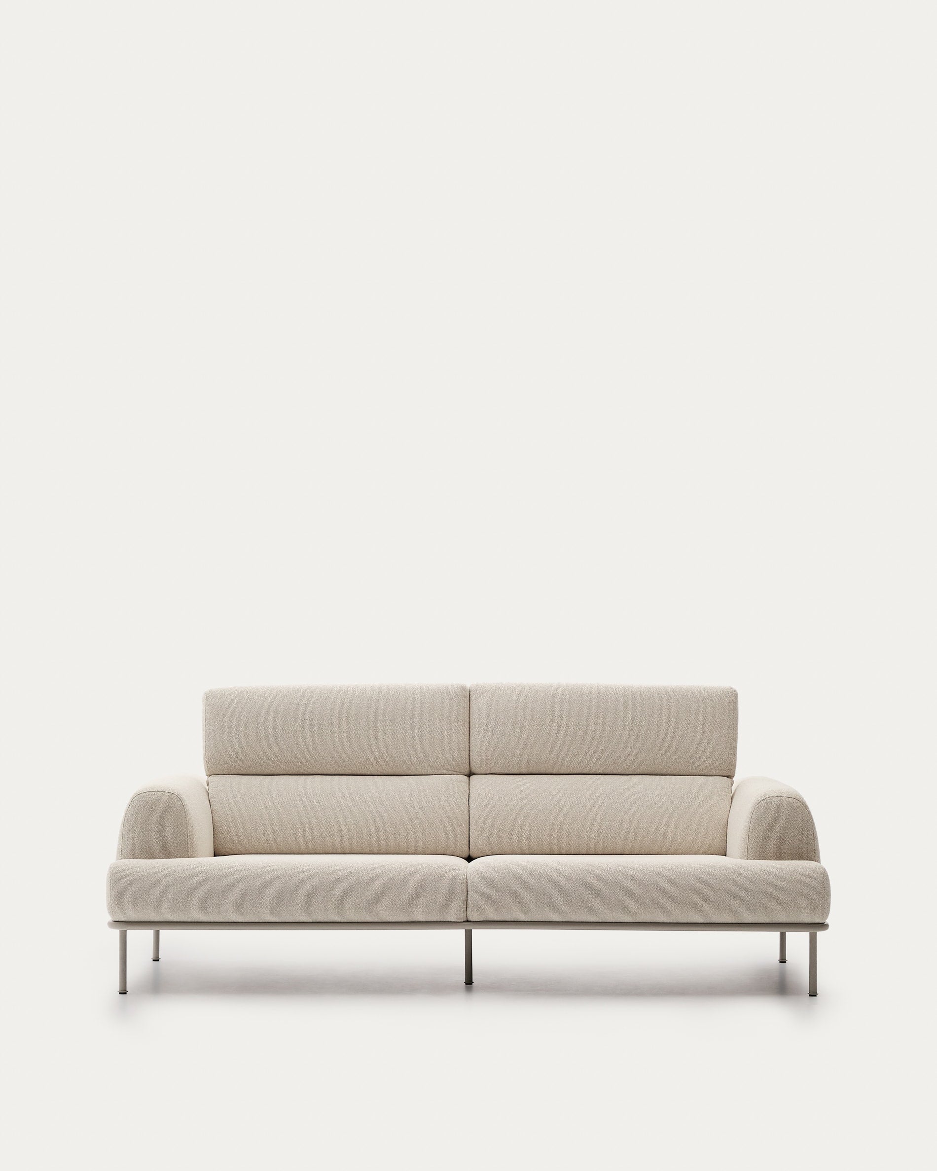 Sofa Aurum 3-Sitzer ecru mit verstellbarer Kopfstütze und mattbeigem Metallgestell 234 cm FSC Mix Credit in Ecru präsentiert im Onlineshop von KAQTU Design AG. 3er Sofa ist von Kave Home