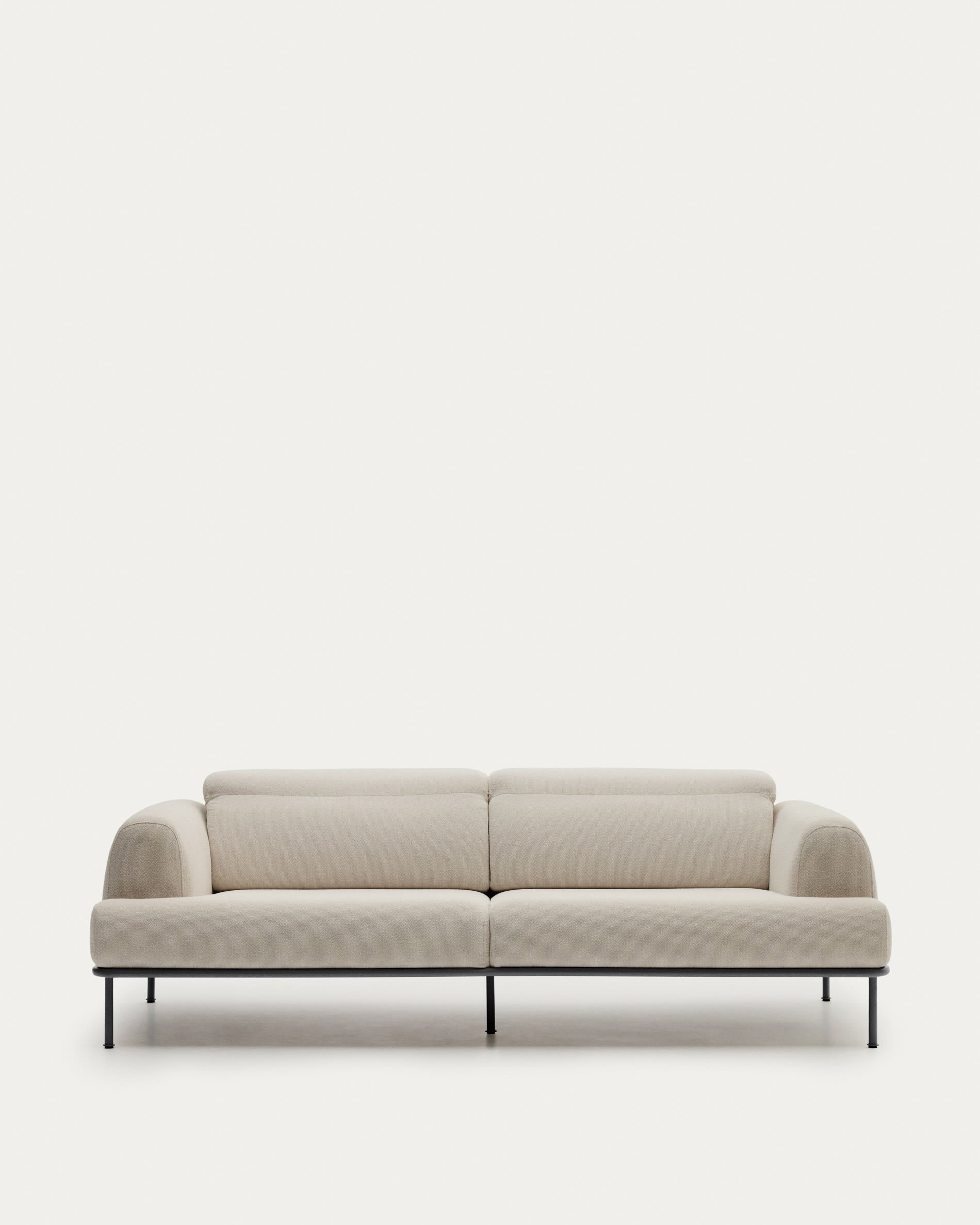 Sofa Aurum 3-Sitzer ecru mit verstellbarer Kopfstütze und mattgrauem Metallgestell 234 cm FSC Mix Credit in Ecru präsentiert im Onlineshop von KAQTU Design AG. 3er Sofa ist von Kave Home