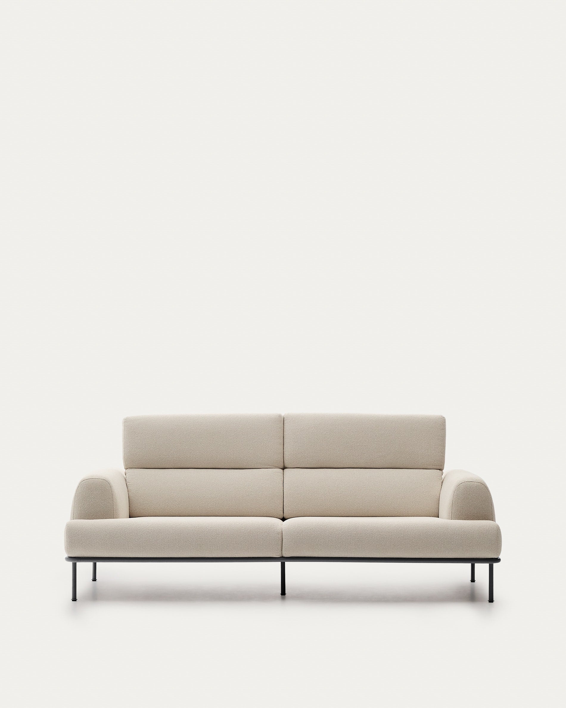 Sofa Aurum 3-Sitzer ecru mit verstellbarer Kopfstütze und mattgrauem Metallgestell 234 cm FSC Mix Credit in Ecru präsentiert im Onlineshop von KAQTU Design AG. 3er Sofa ist von Kave Home