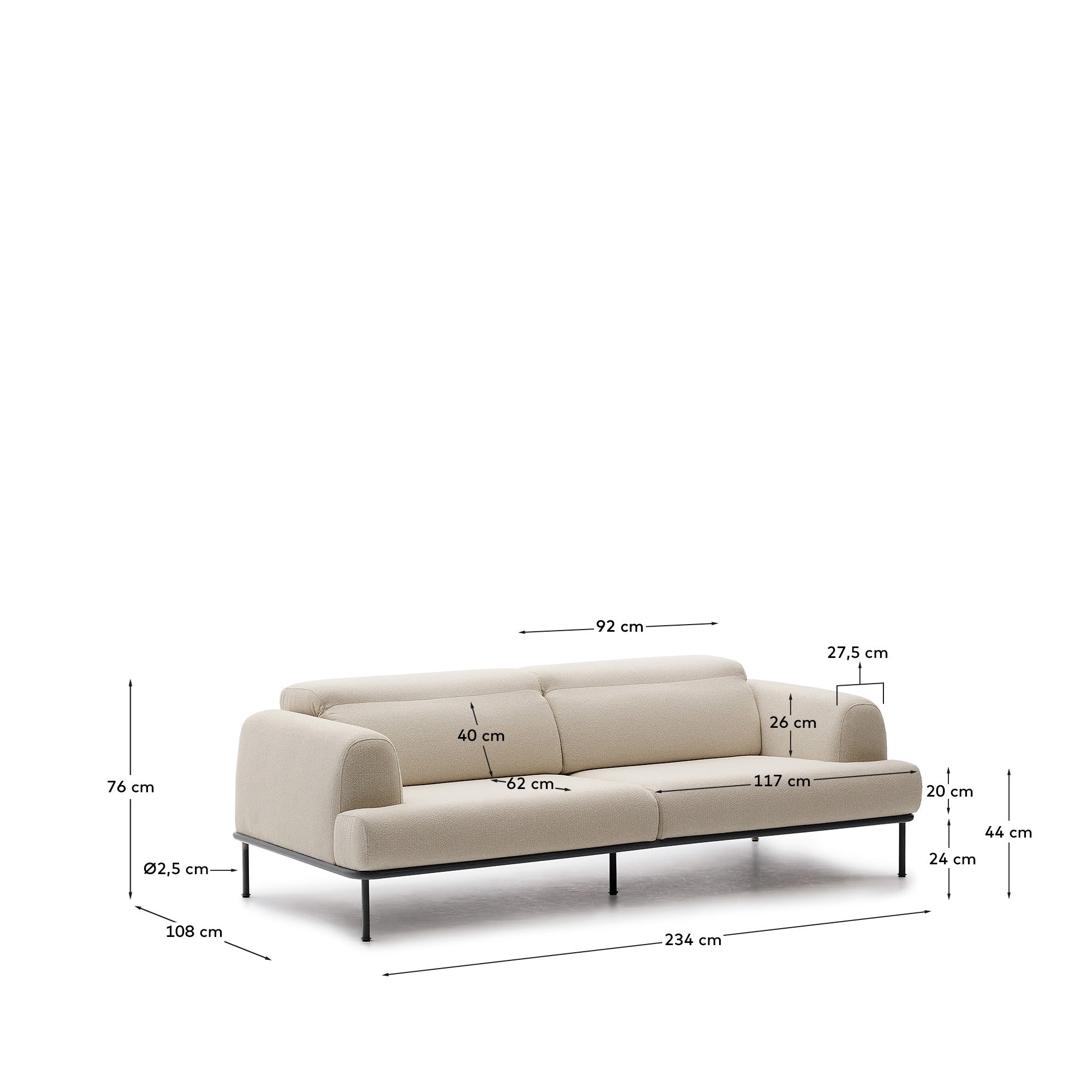 Sofa Aurum 3-Sitzer ecru mit verstellbarer Kopfstütze und mattgrauem Metallgestell 234 cm FSC Mix Credit in Ecru präsentiert im Onlineshop von KAQTU Design AG. 3er Sofa ist von Kave Home