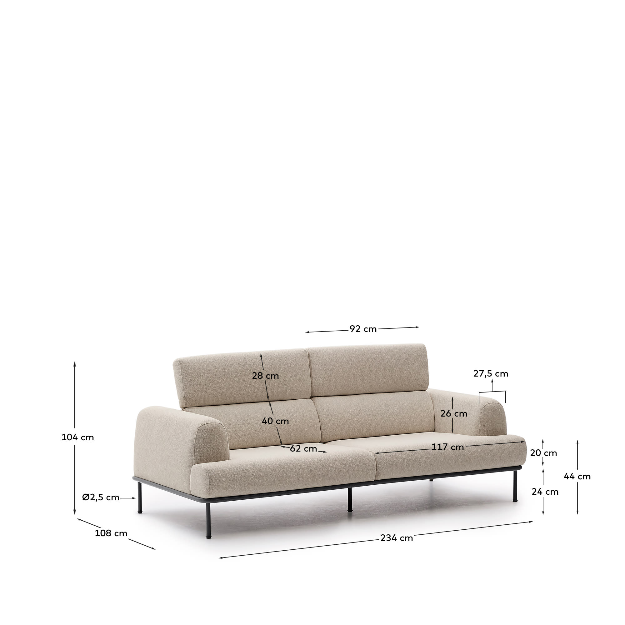 Sofa Aurum 3-Sitzer ecru mit verstellbarer Kopfstütze und mattgrauem Metallgestell 234 cm FSC Mix Credit in Ecru präsentiert im Onlineshop von KAQTU Design AG. 3er Sofa ist von Kave Home