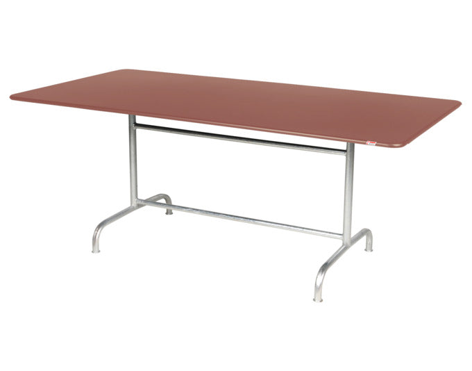 Tisch Rigi 180 x 80 in Pastellterracotta / Feuerverzinkt präsentiert im Onlineshop von KAQTU Design AG. Gartentisch ist von Schaffner