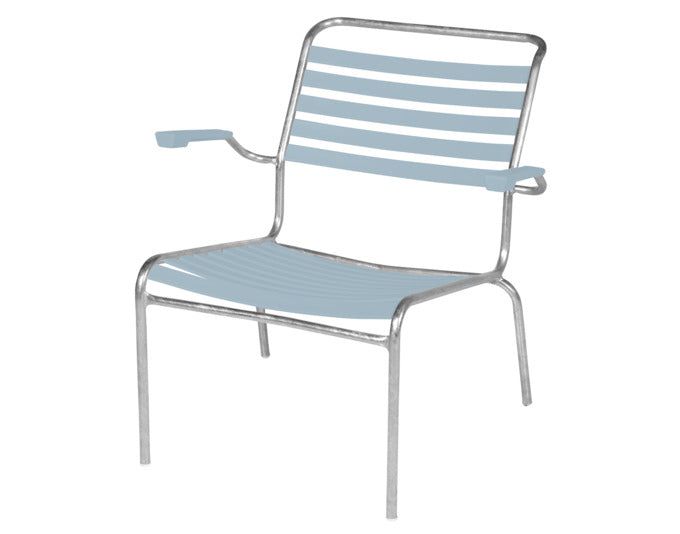 Eleganter Lounger mit Armlehnen, wetterfest und stapelbar, ideal für Garten und Balkon. Robust und vielseitig einsetzbar.