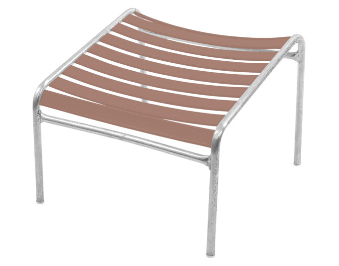 Der Hocker Lounger Säntis vereint elegantes Design mit wetterfester Robustheit – ein stilvoller Hingucker für draußen.