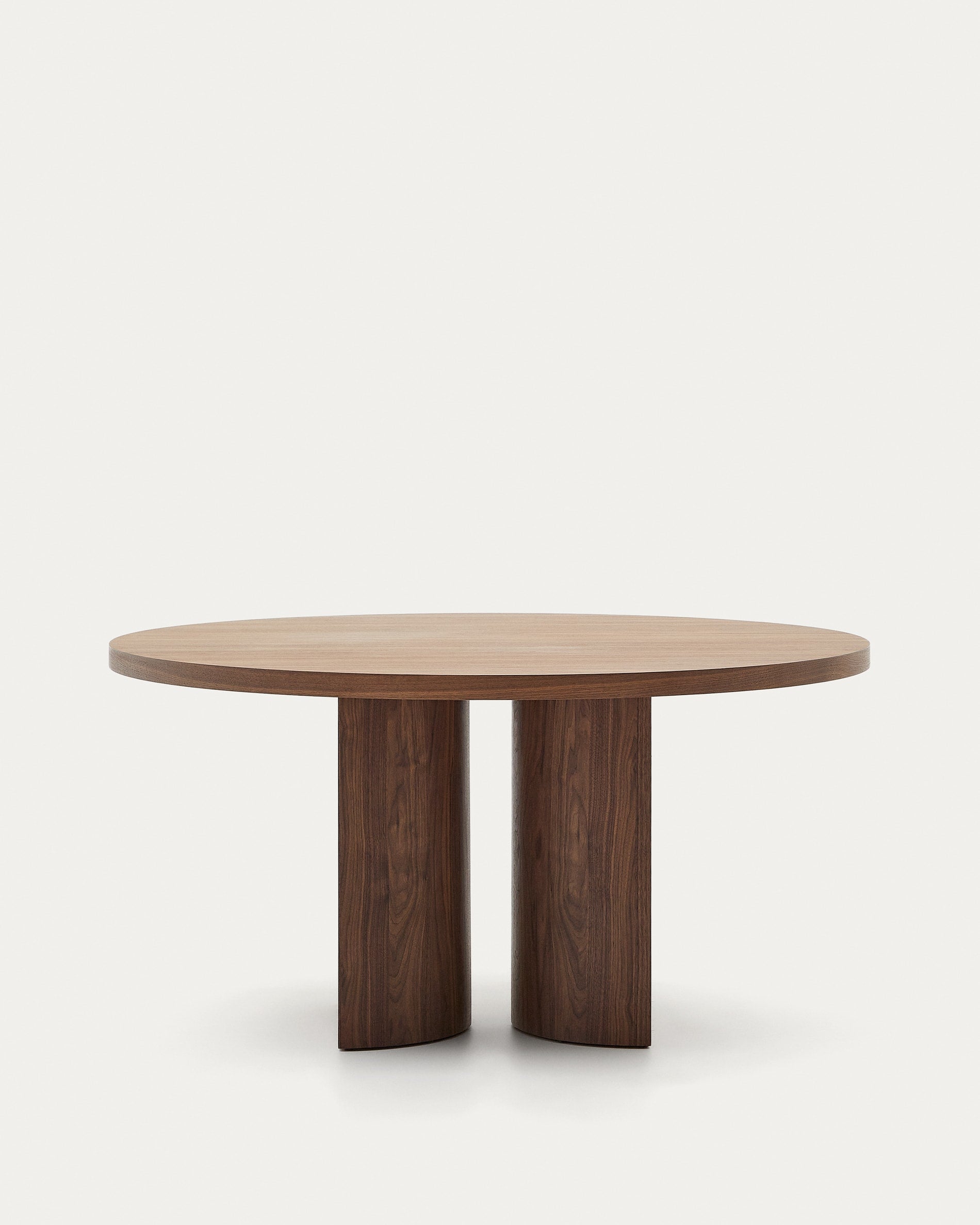 Nealy runder Tisch aus Nussbaumfurnier mit dunklem Finish Ø 150 cm in Braun präsentiert im Onlineshop von KAQTU Design AG. Esstisch ist von Kave Home