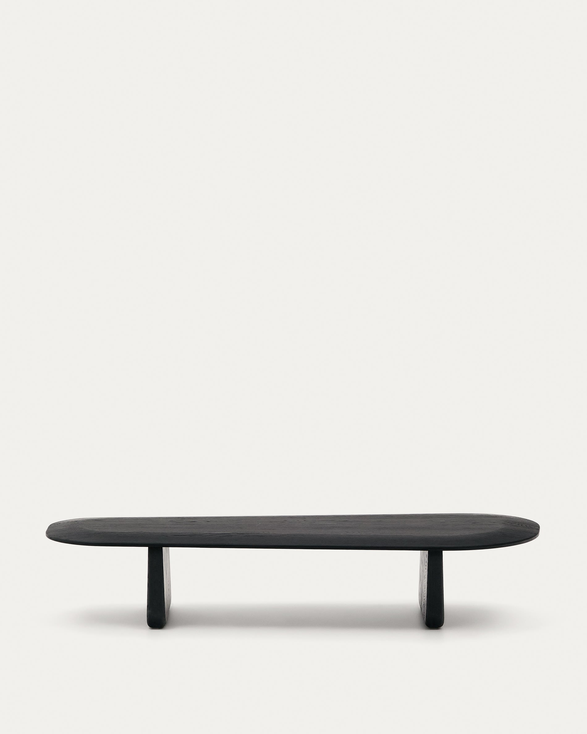 Couchtisch Pirita aus massiver Eiche mit schwarzem Finish 146 x 56,5 cm FSC 100% in Schwarz präsentiert im Onlineshop von KAQTU Design AG. Beistelltisch ist von Kave Home