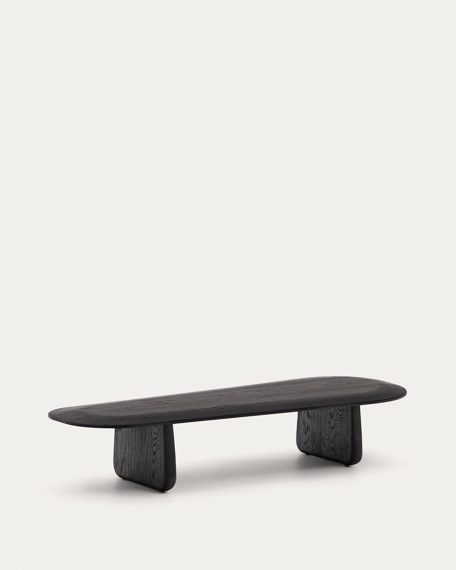 Couchtisch Pirita aus massiver Eiche mit schwarzem Finish 146 x 56,5 cm FSC 100% in Schwarz präsentiert im Onlineshop von KAQTU Design AG. Beistelltisch ist von Kave Home