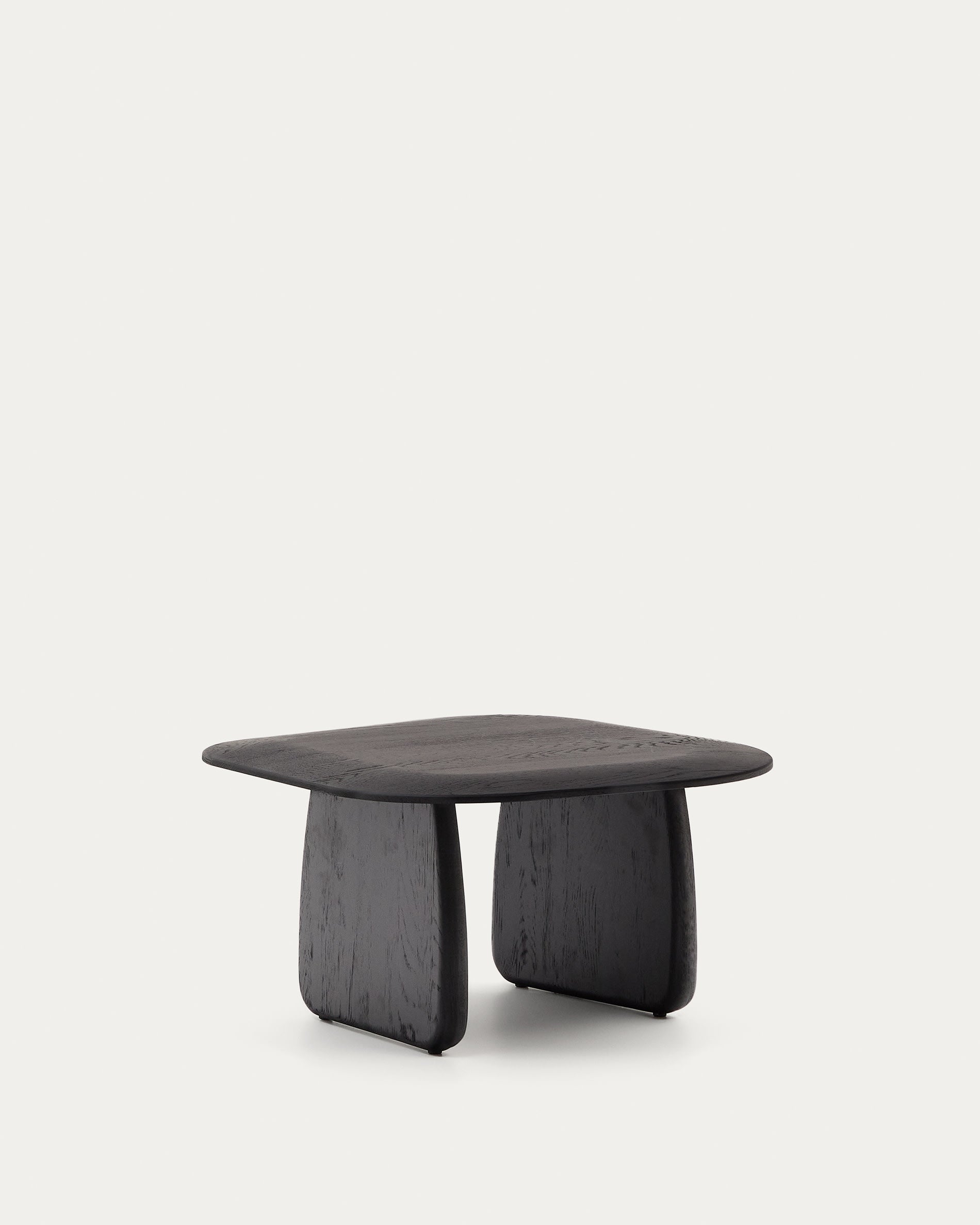 Beistelltisch Pirita aus massiver Eiche mit schwarzem Finish 70,6 x 70 cm FSC 100% in Schwarz präsentiert im Onlineshop von KAQTU Design AG. Beistelltisch ist von Kave Home