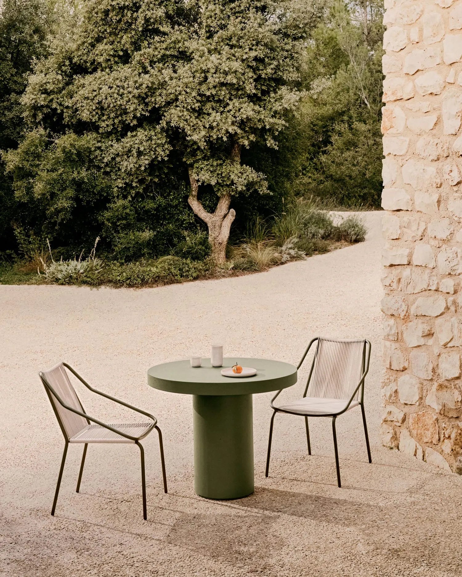 Der runde Tisch Aiguablava in elegantem Grün vereint modernes Design mit wetterbeständigem GFB für stilvolle Outdoor-Momente.