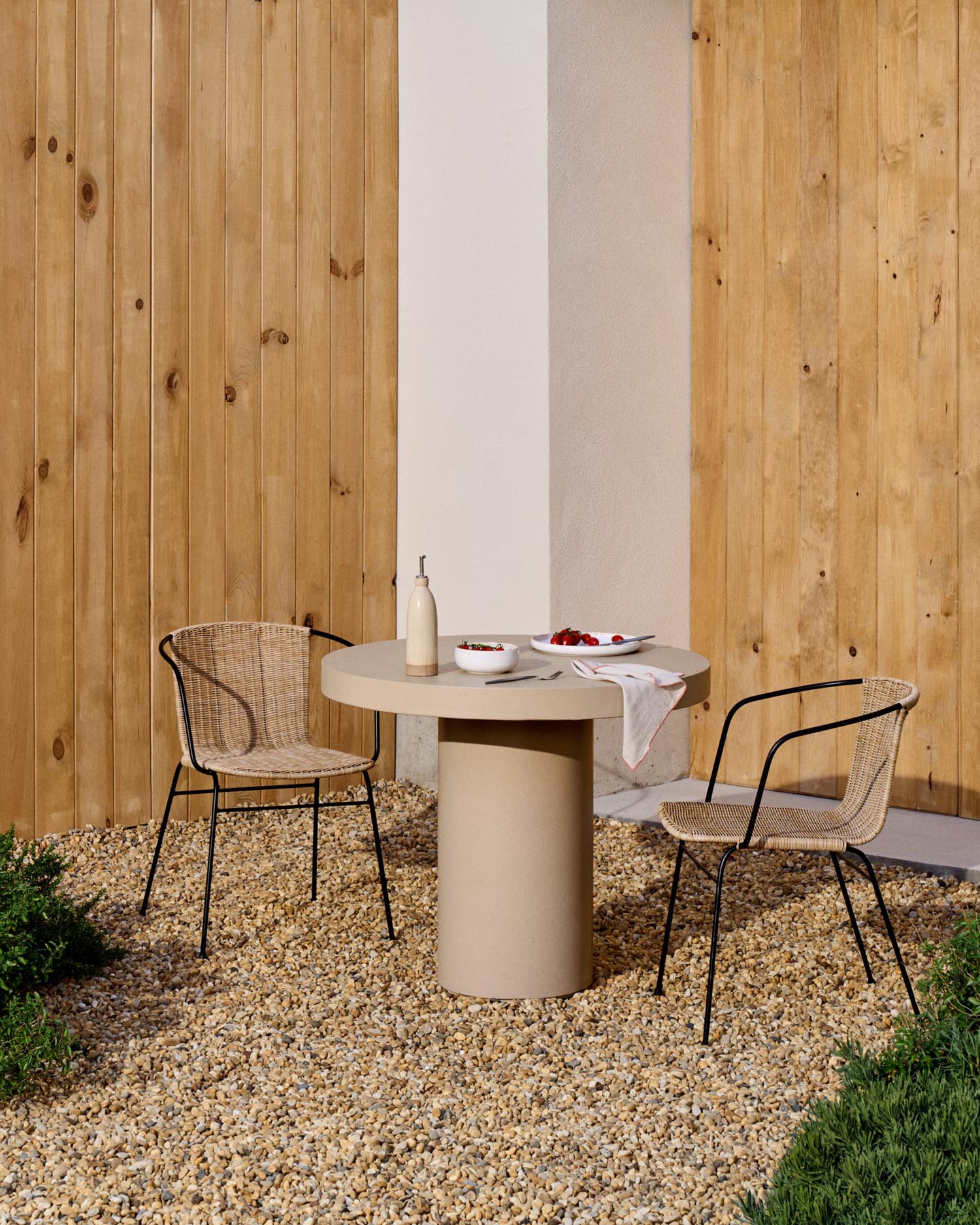 Runder Tisch Aiguablava aus Zement in Beige Ø 90 cm in Beige präsentiert im Onlineshop von KAQTU Design AG. Gartentisch ist von Kave Home