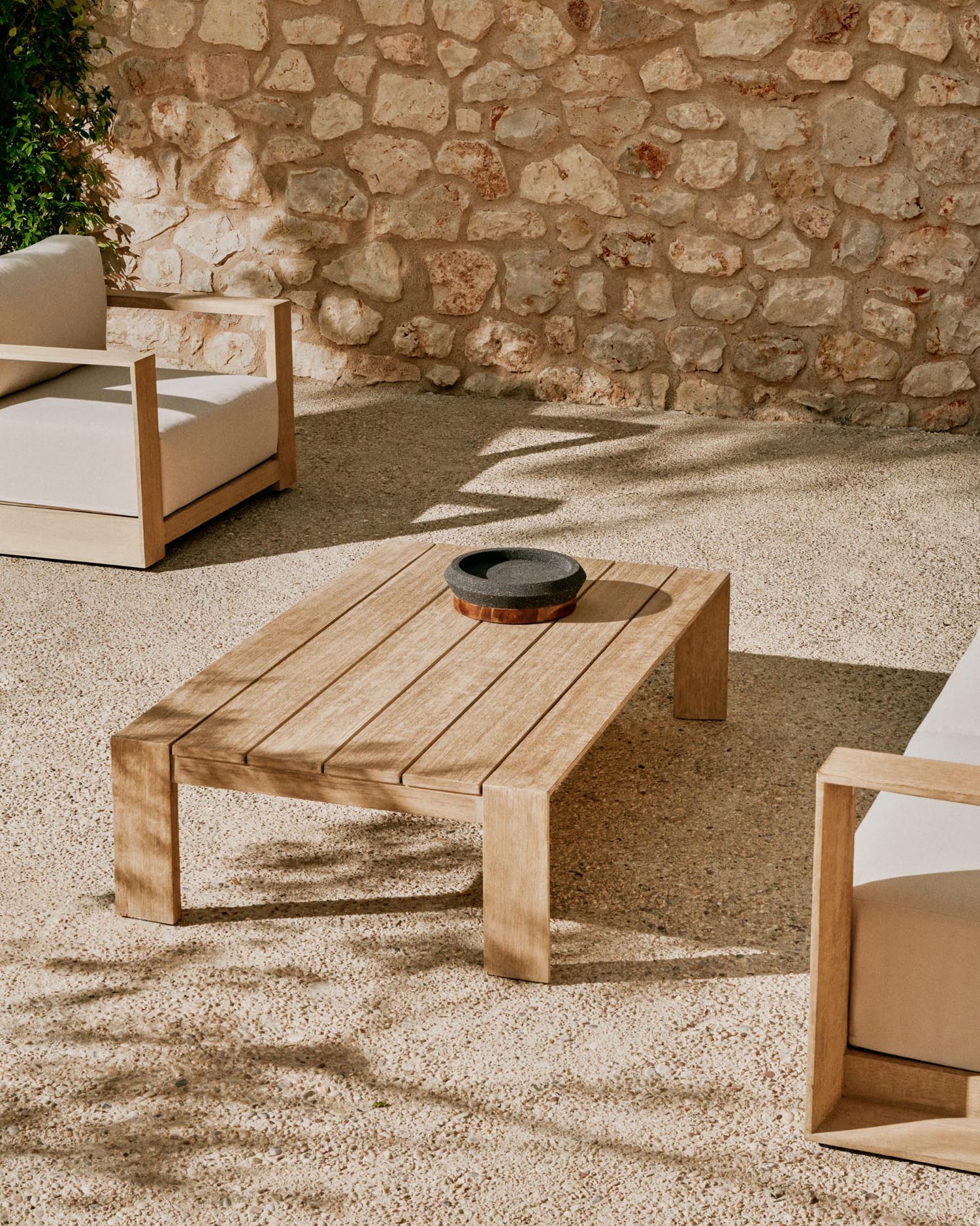 Couchtisch Ambra aus massivem Akazienholz mit klarem Finish 82,5 x 140 cm in Beige präsentiert im Onlineshop von KAQTU Design AG. Beistelltisch Outdoor ist von Kave Home