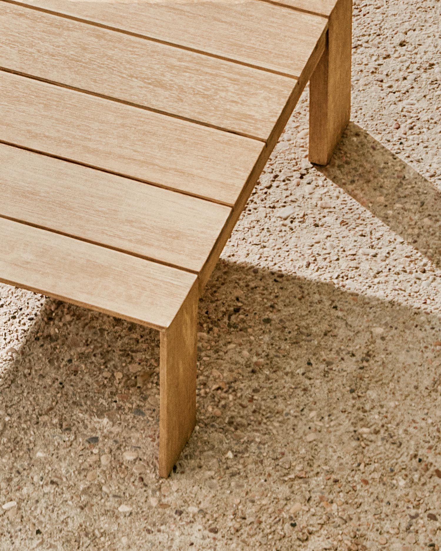 Couchtisch Ambra aus massivem Akazienholz mit klarem Finish 82,5 x 82,5 cm FSC 100% in Beige präsentiert im Onlineshop von KAQTU Design AG. Beistelltisch Outdoor ist von Kave Home