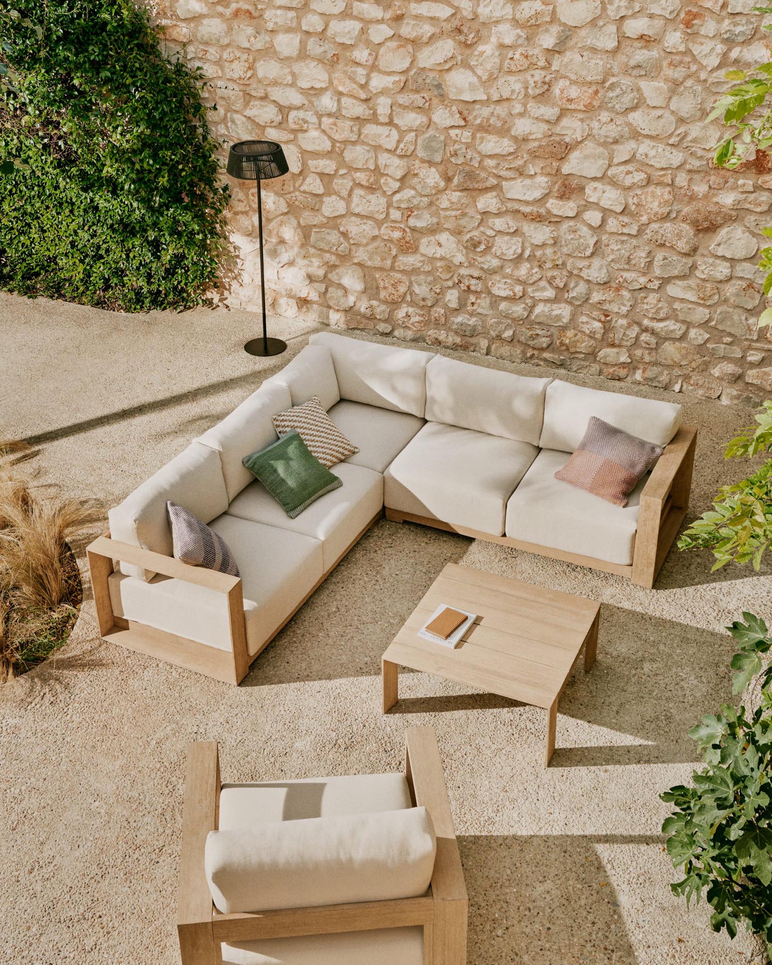 Couchtisch Ambra aus massivem Akazienholz mit klarem Finish 82,5 x 82,5 cm FSC 100% in Beige präsentiert im Onlineshop von KAQTU Design AG. Beistelltisch Outdoor ist von Kave Home