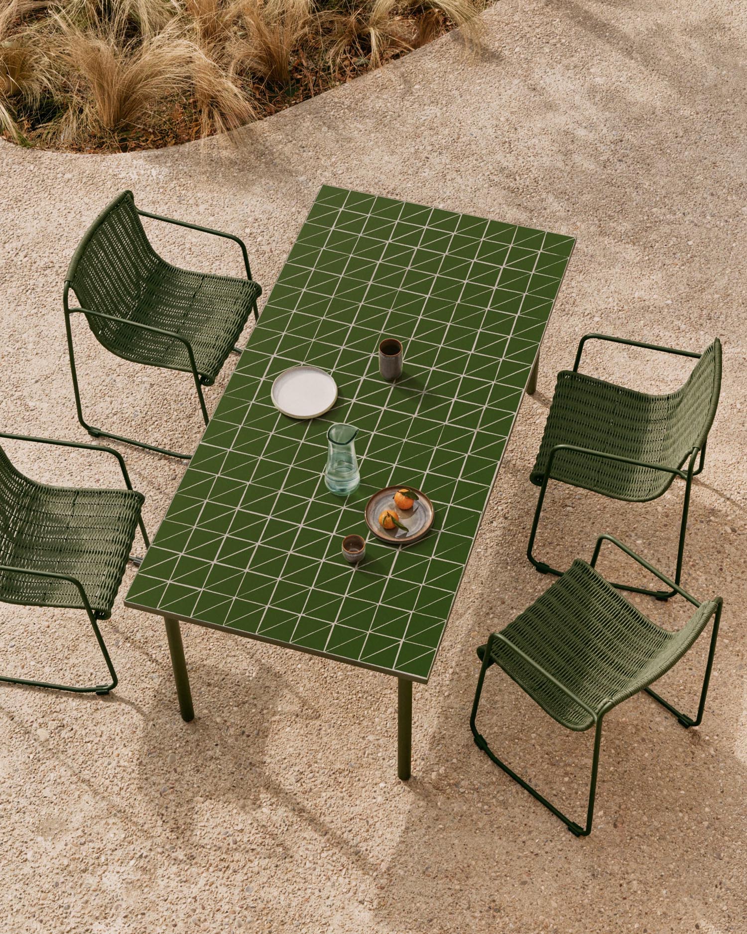 Outdoor-Tisch Maurina aus grün verzinktem Stahl und grünen Kacheln 182 x 91 cm in Grün präsentiert im Onlineshop von KAQTU Design AG. Gartentisch ist von Kave Home