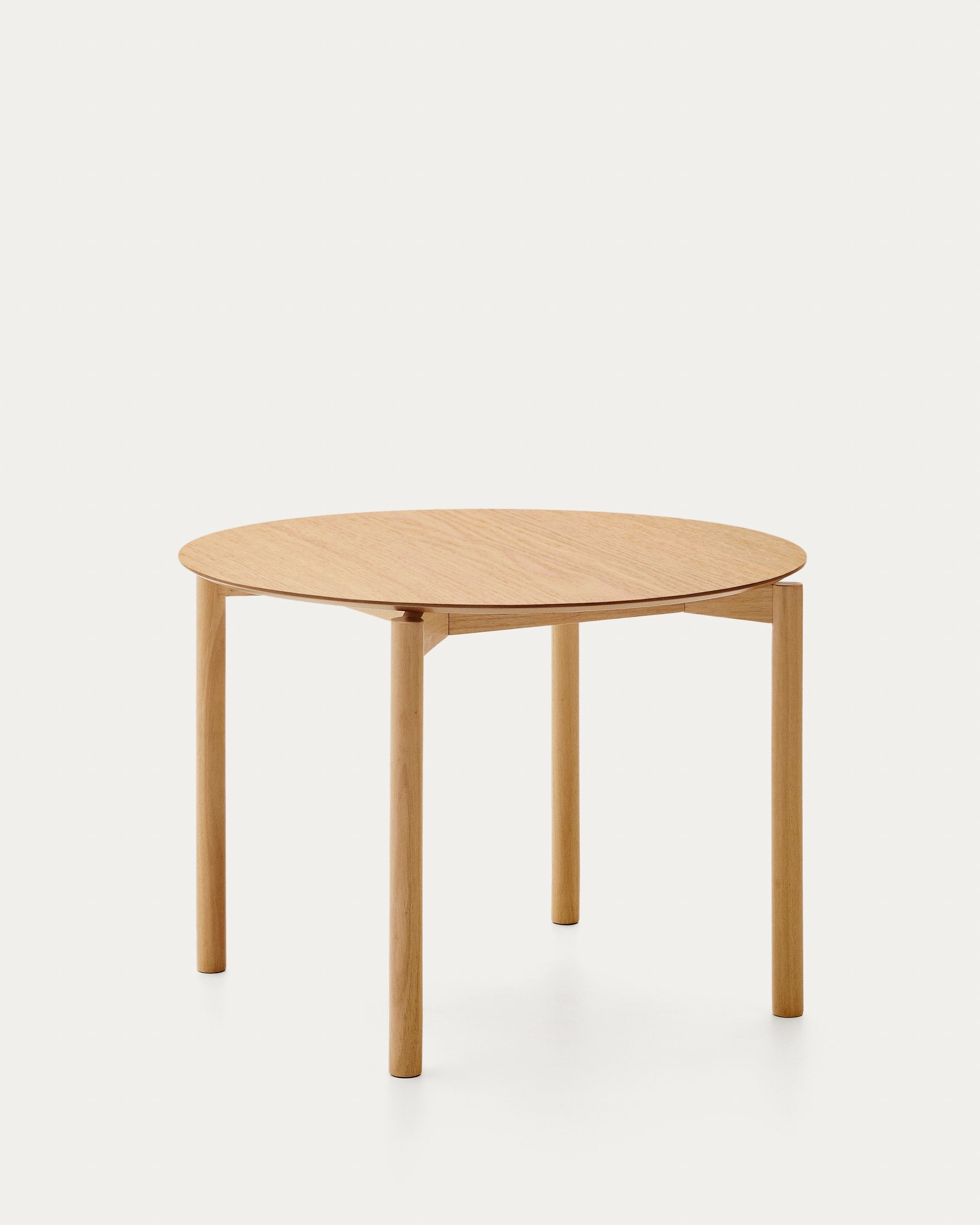 Runder Tisch Indara aus Eschefurnier und massivem Kautschukholz mit naturfarbenem Finish Ø100 cm in Hellbraun präsentiert im Onlineshop von KAQTU Design AG. Esstisch ist von Kave Home