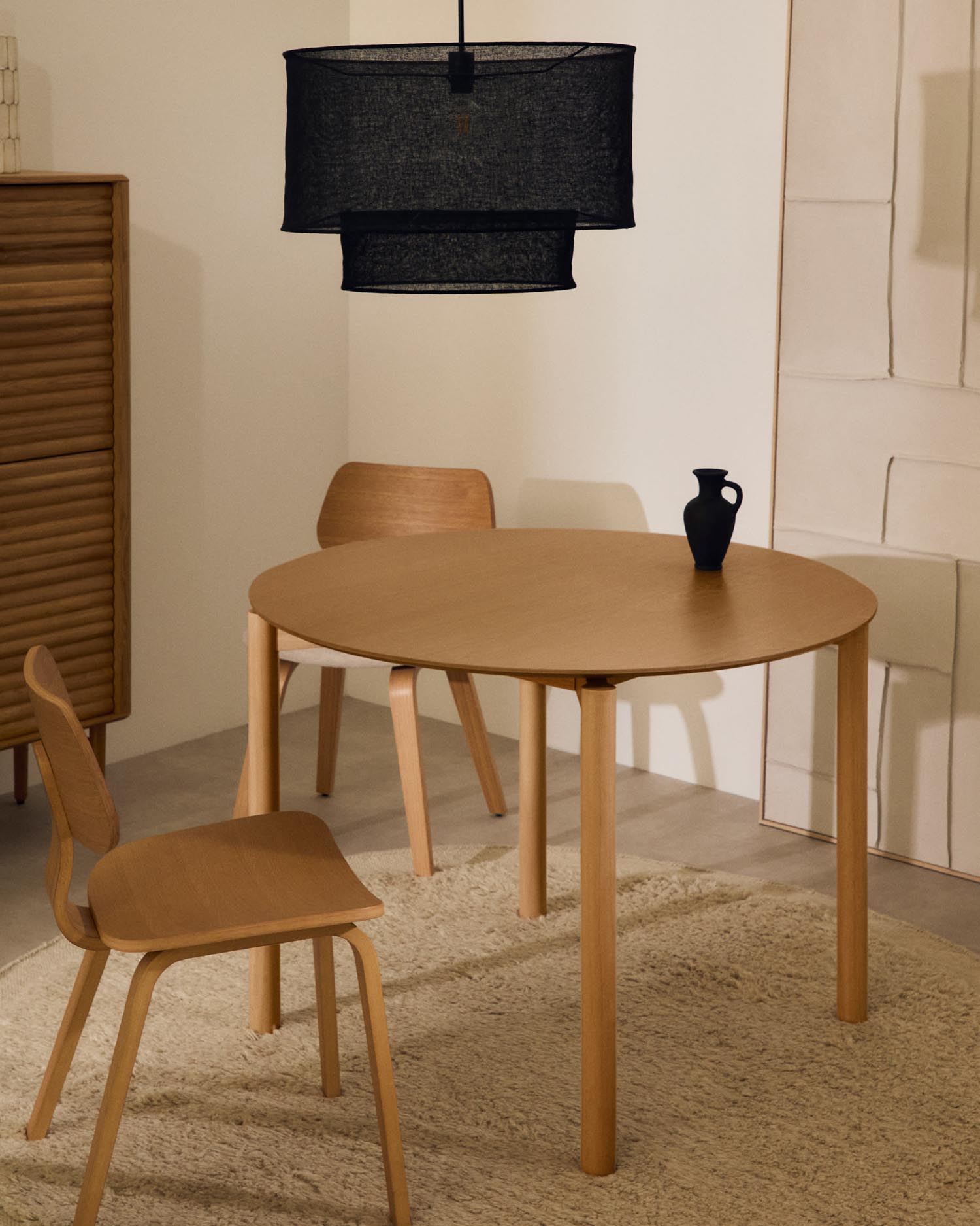 Runder Tisch Indara aus Eschefurnier und massivem Kautschukholz mit naturfarbenem Finish Ø100 cm in Hellbraun präsentiert im Onlineshop von KAQTU Design AG. Esstisch ist von Kave Home