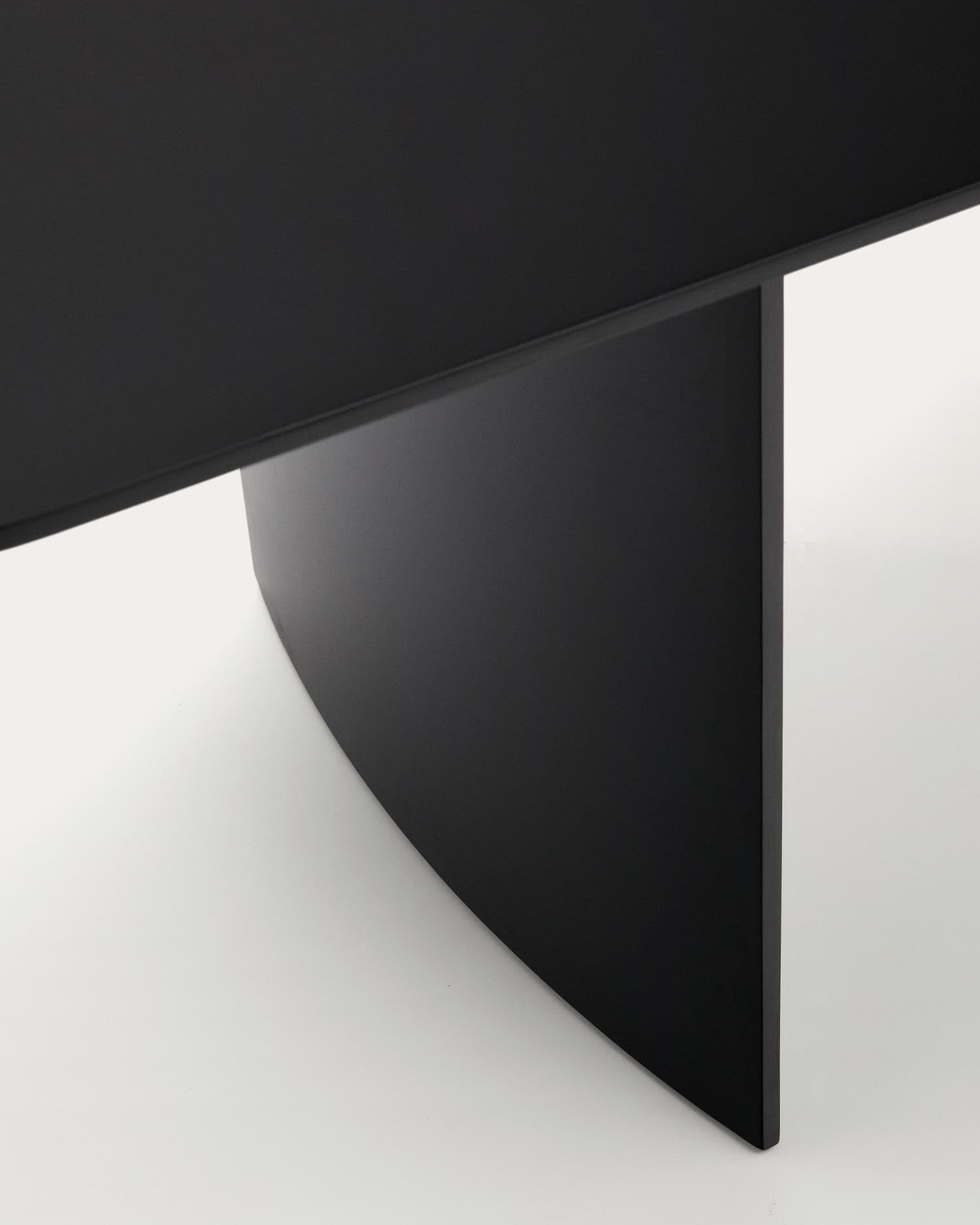 Tisch Litto aus schwarz lackiertem MDF 240 x 100 cm in Schwarz präsentiert im Onlineshop von KAQTU Design AG. Esstisch ist von Kave Home