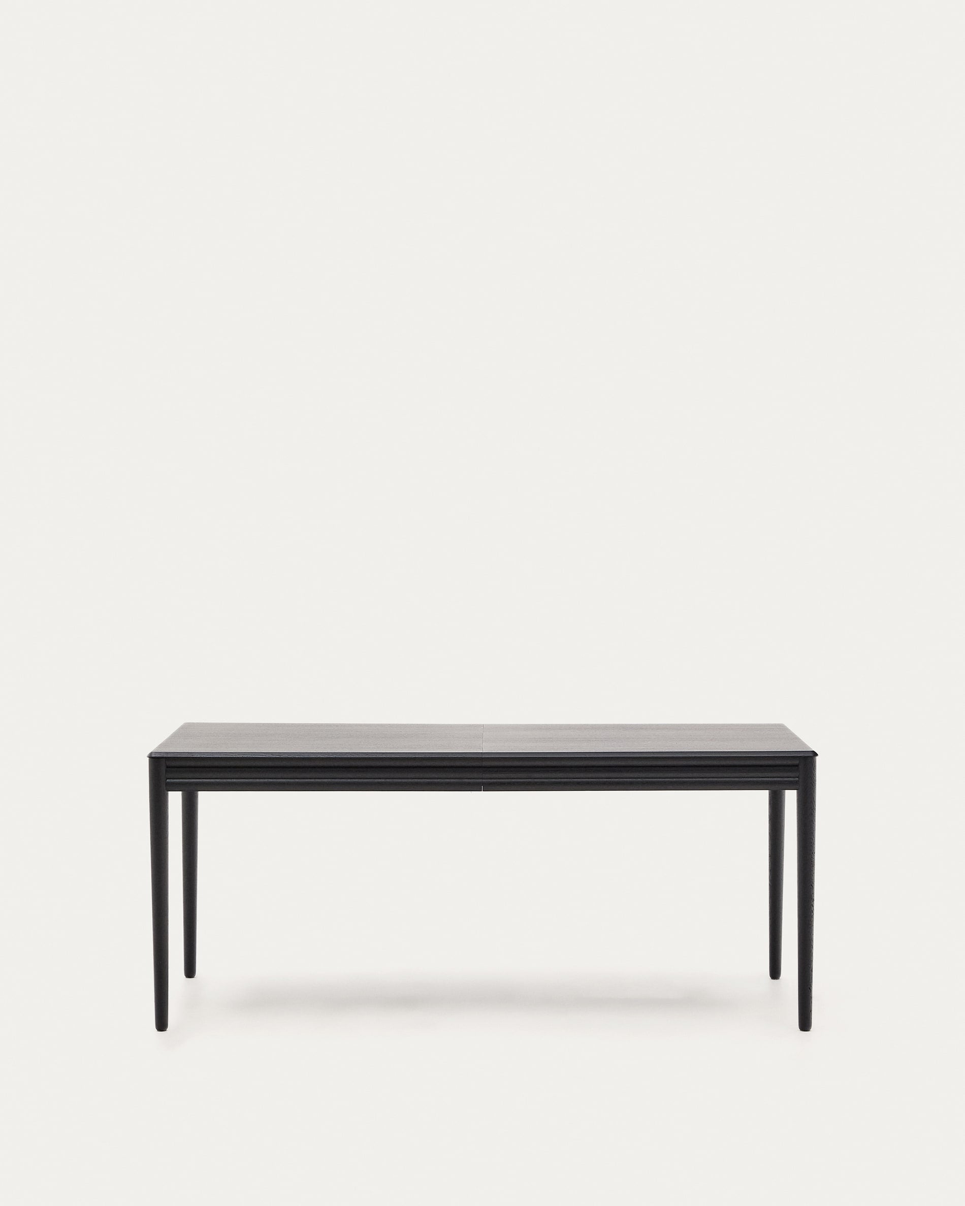 Ausziehtisch Lenon furniertes und massives Eichenholz schwarz 160(200)x90cm FSC Mix Credit in Schwarz präsentiert im Onlineshop von KAQTU Design AG. Esstisch ist von Kave Home