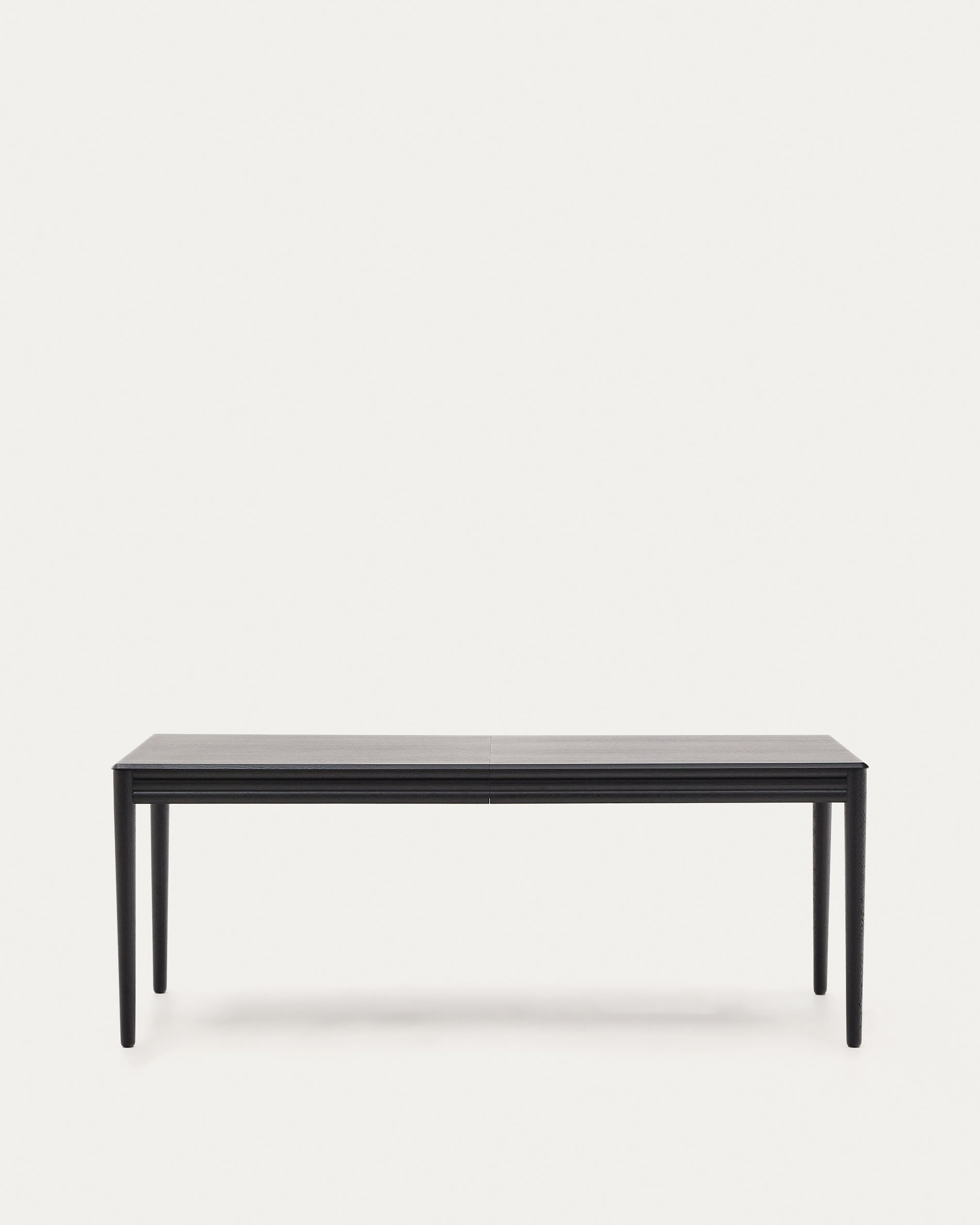 Ausziehbarer Tisch Lenon Eiche Furnier und massiv schwarz 200(280)x90cm FSC Mix Credit in Schwarz präsentiert im Onlineshop von KAQTU Design AG. Esstisch ist von Kave Home