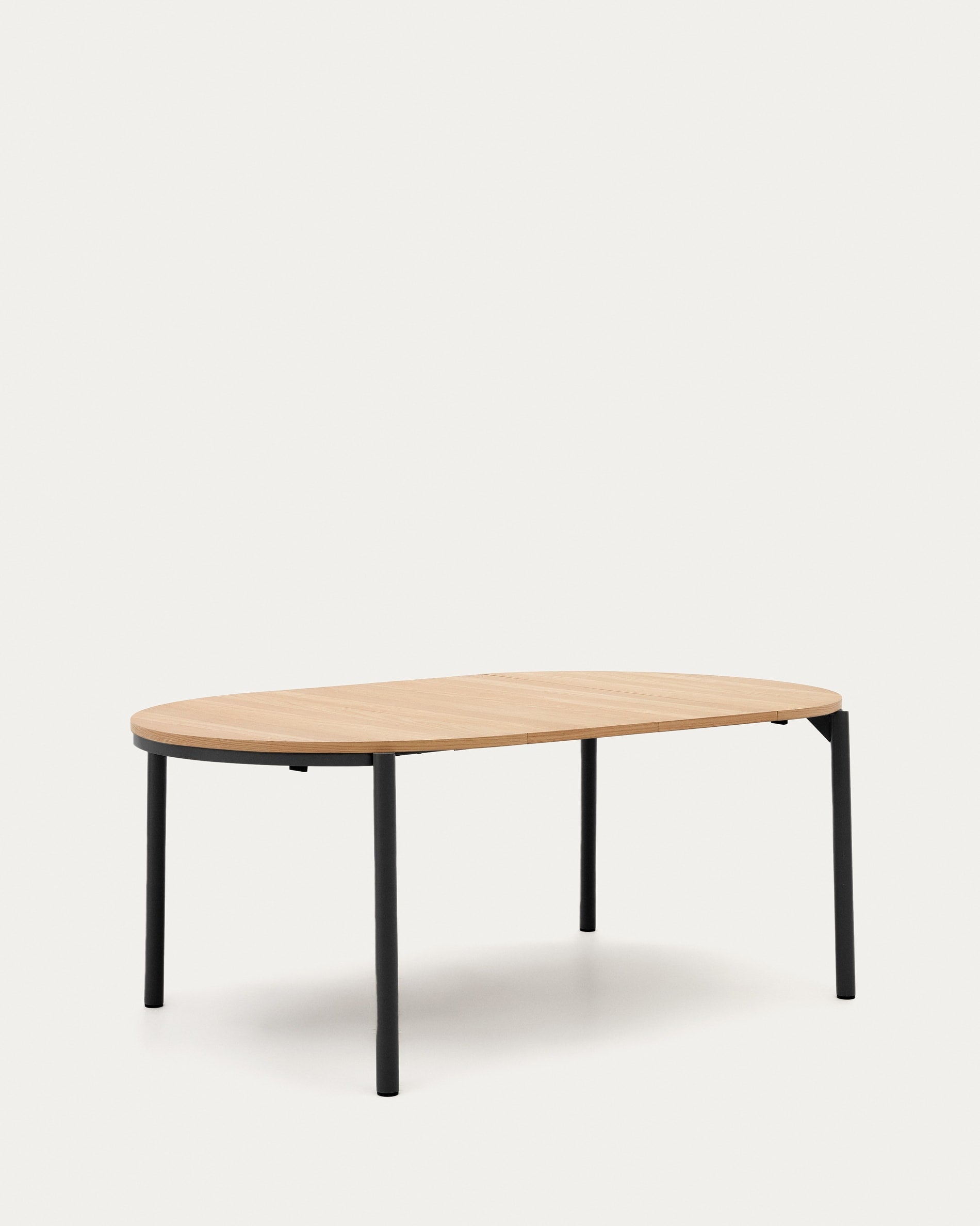 Montuiri runder Ausziehtisch Eichenfurnier Stahlbeine mit schwarzem Finish Ø 120 (200) cm in Braun präsentiert im Onlineshop von KAQTU Design AG. Esstisch ist von Kave Home