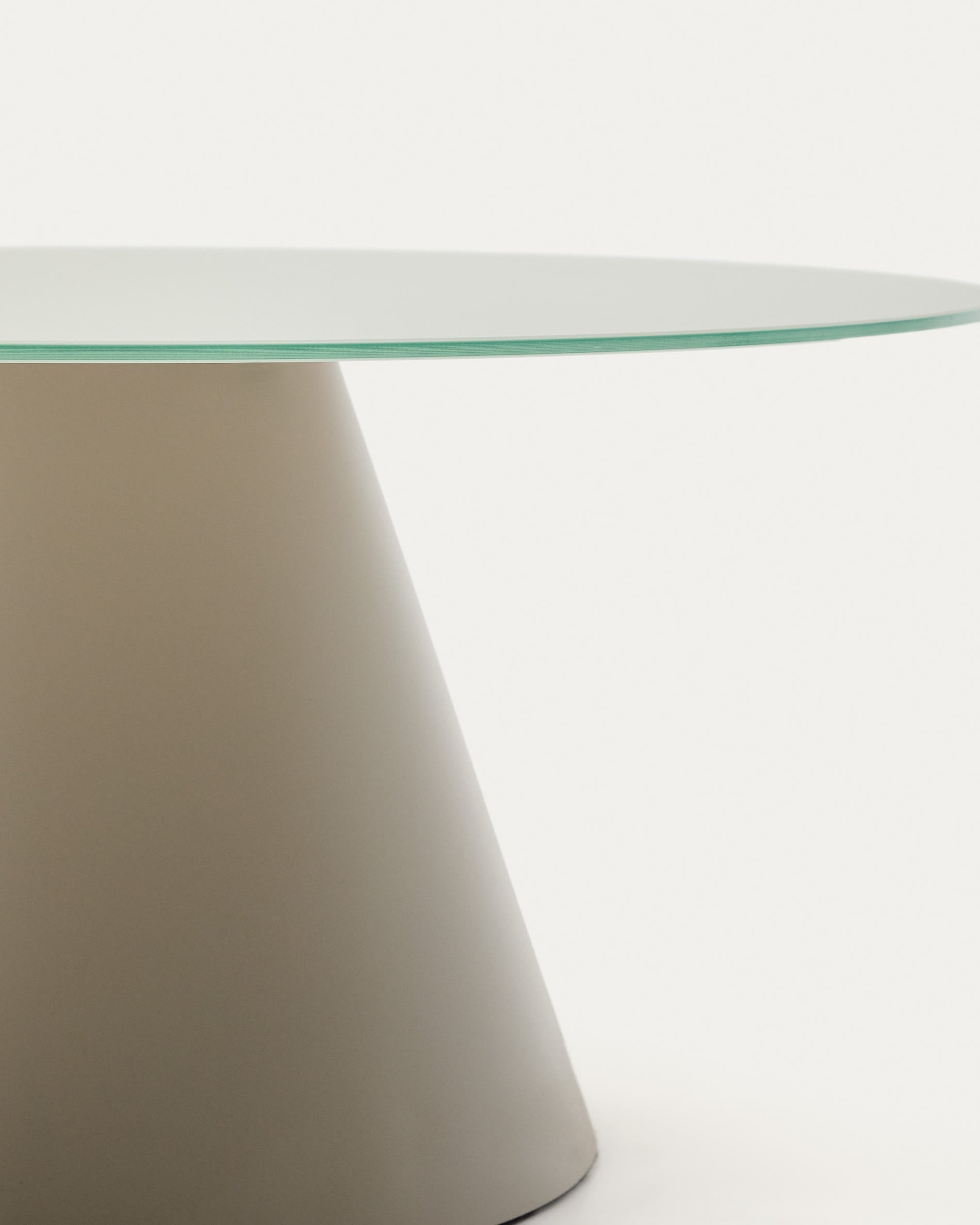 Wilshire Couchtisch aus gehärtetem Glas und Metall matt grau lackiert Ø 80 cm in Hellgrau präsentiert im Onlineshop von KAQTU Design AG. Beistelltisch ist von Kave Home