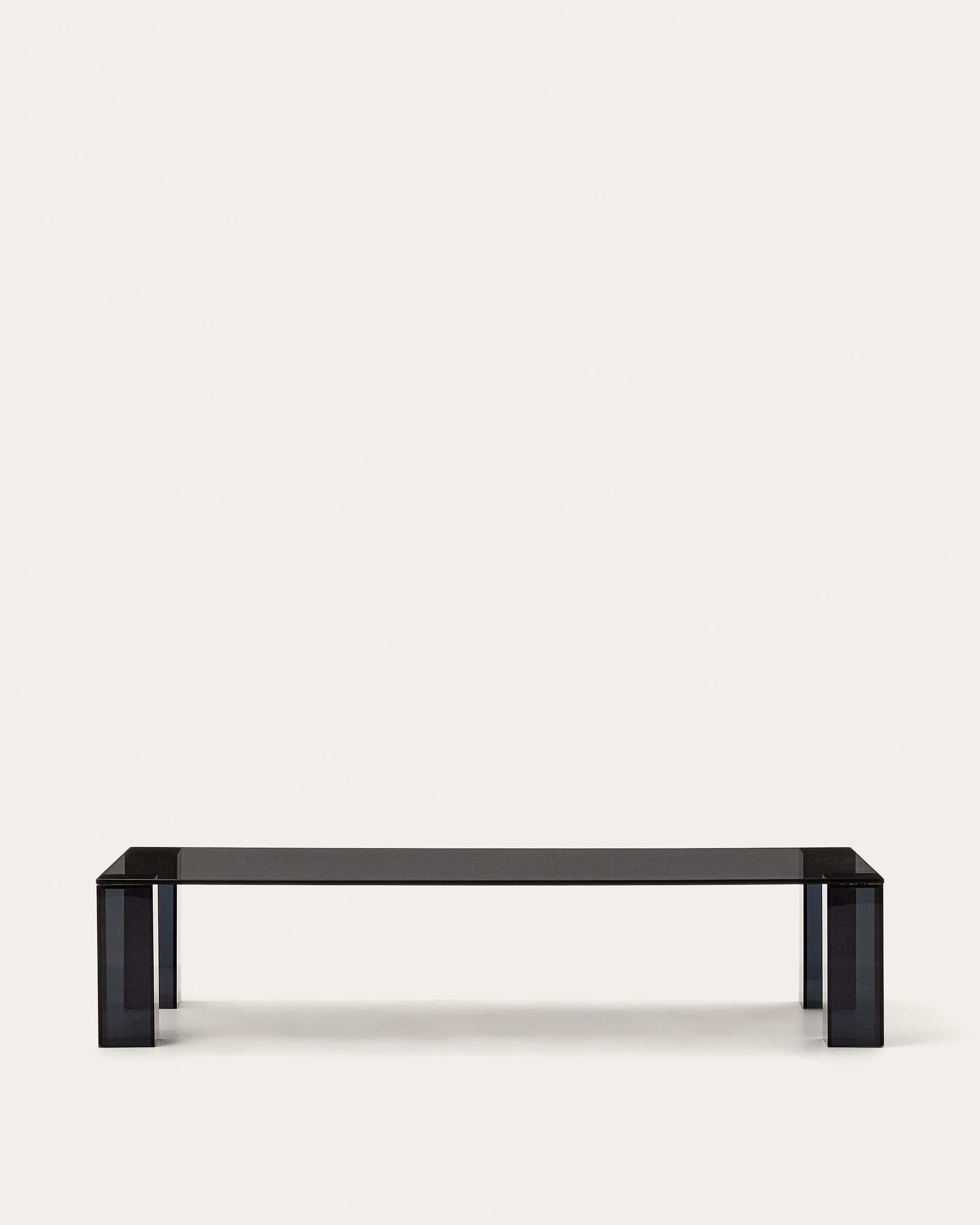 Couchtisch Adularia aus dunkelgrauem gehärtetem Glas 140 x 60 cm in Schwarz präsentiert im Onlineshop von KAQTU Design AG. Beistelltisch ist von Kave Home