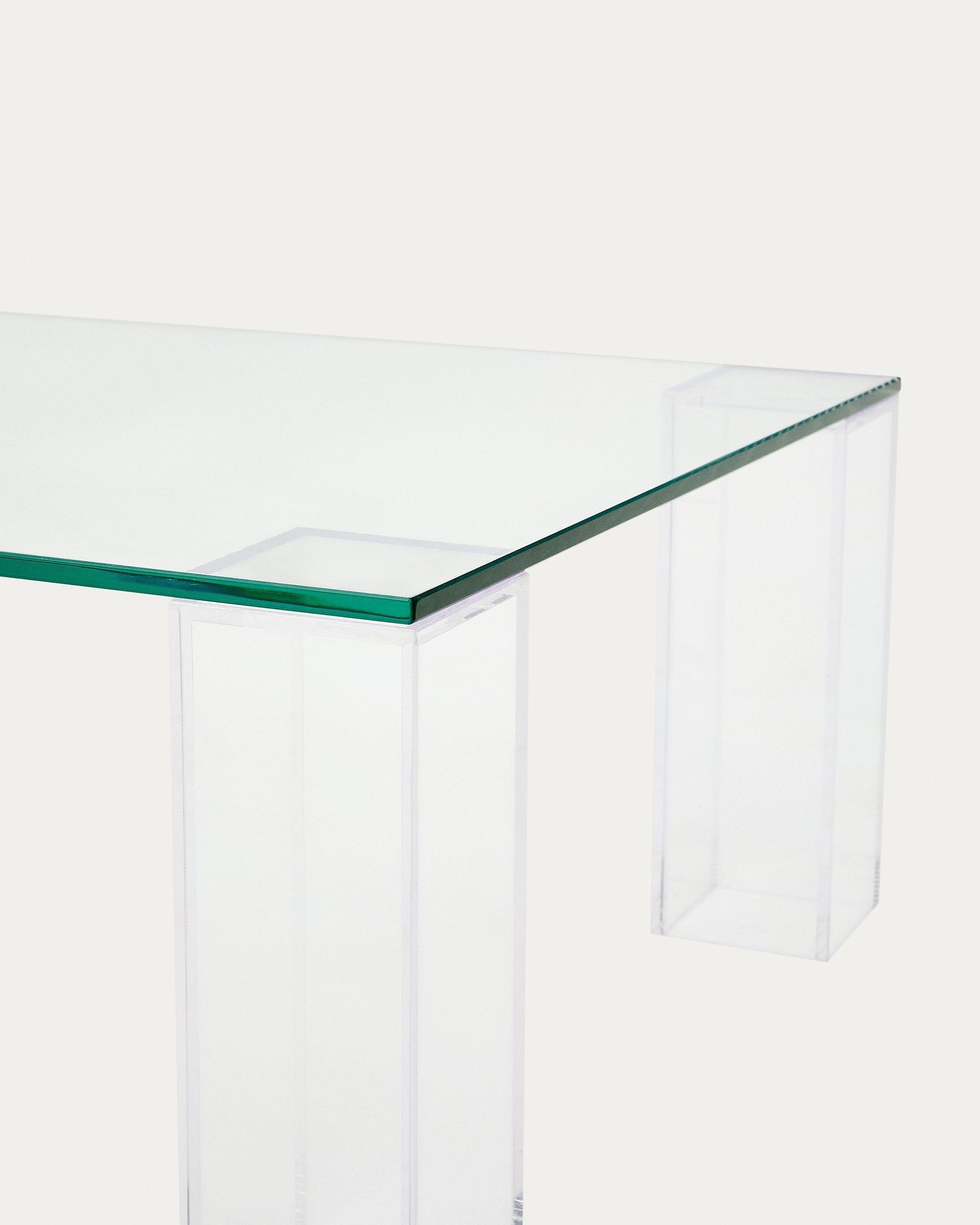 Couchtisch Adularia aus transparentem gehärtetem Glas 140 x 60 cm in Klar präsentiert im Onlineshop von KAQTU Design AG. Beistelltisch ist von Kave Home